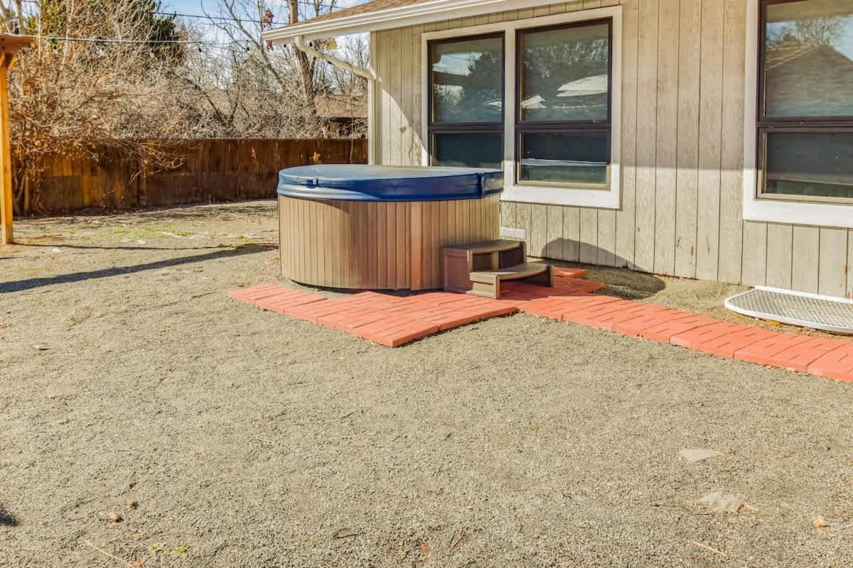 Sunny Family In With Huge Yard And Hot Tub *