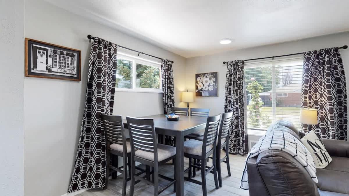 Bright & Spacious Upper Unit With Two Bedrooms In Holiday home Denver
