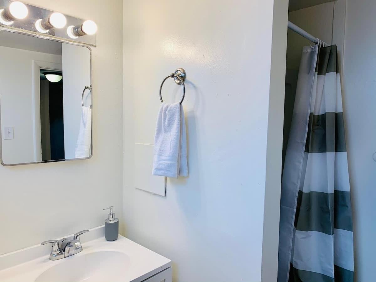 Unique Cozy Lower Unit With Two Bedrooms & Privacy Holiday home *