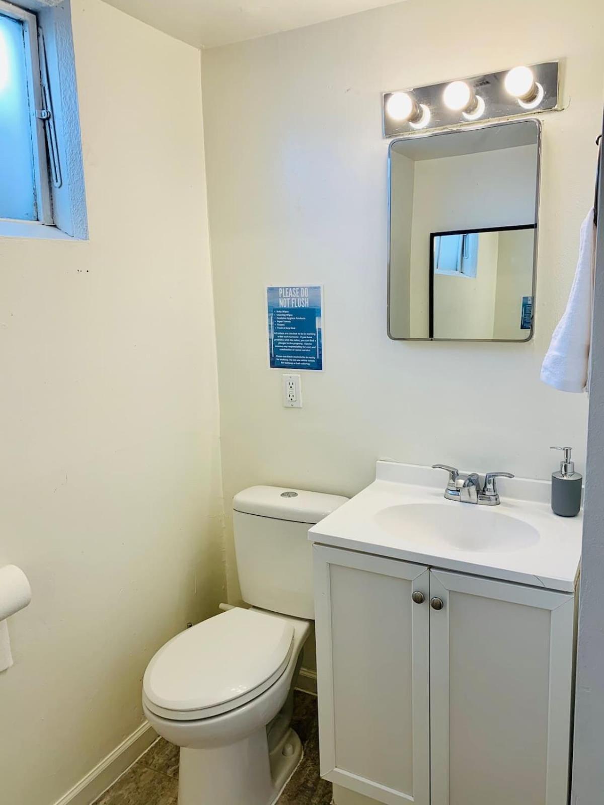 Unique Cozy Lower Unit With Two Bedrooms & Privacy *