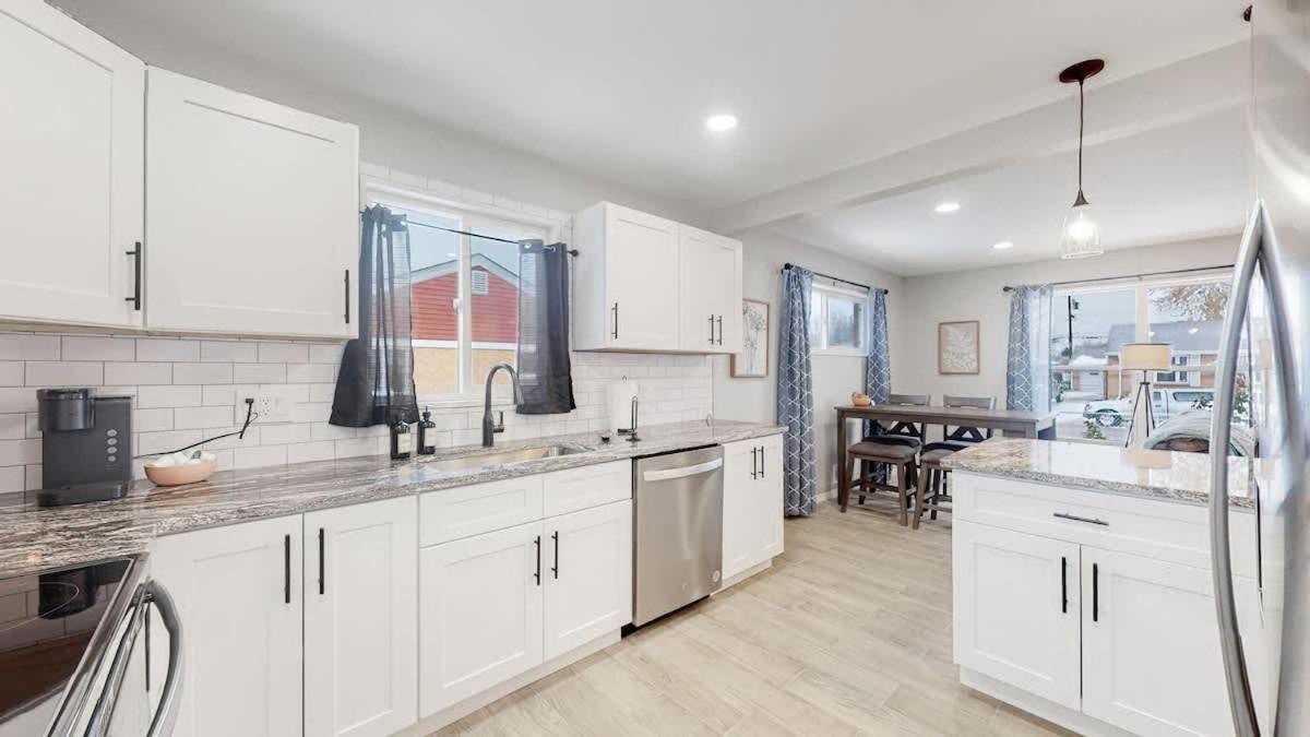 Awesome Two Bedroom Family Upper Unit In * Denver