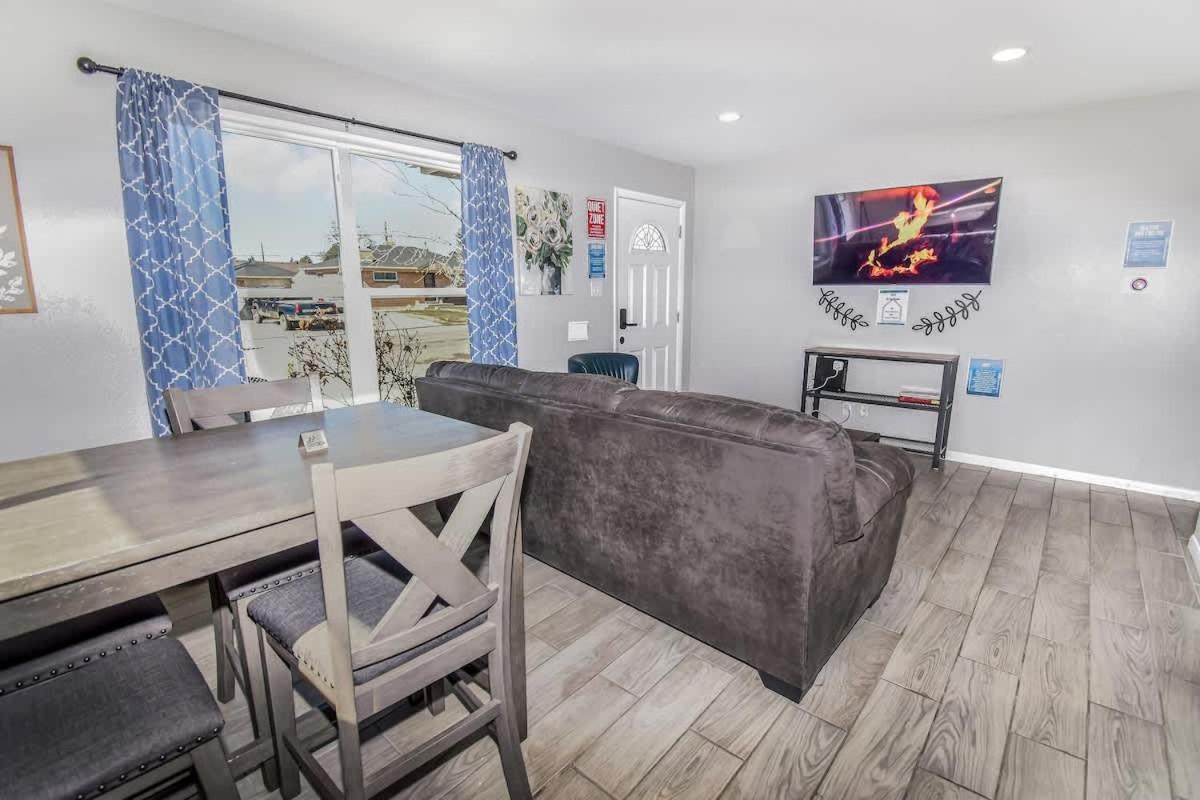 Awesome Two Bedroom Family Upper Unit In Holiday home *