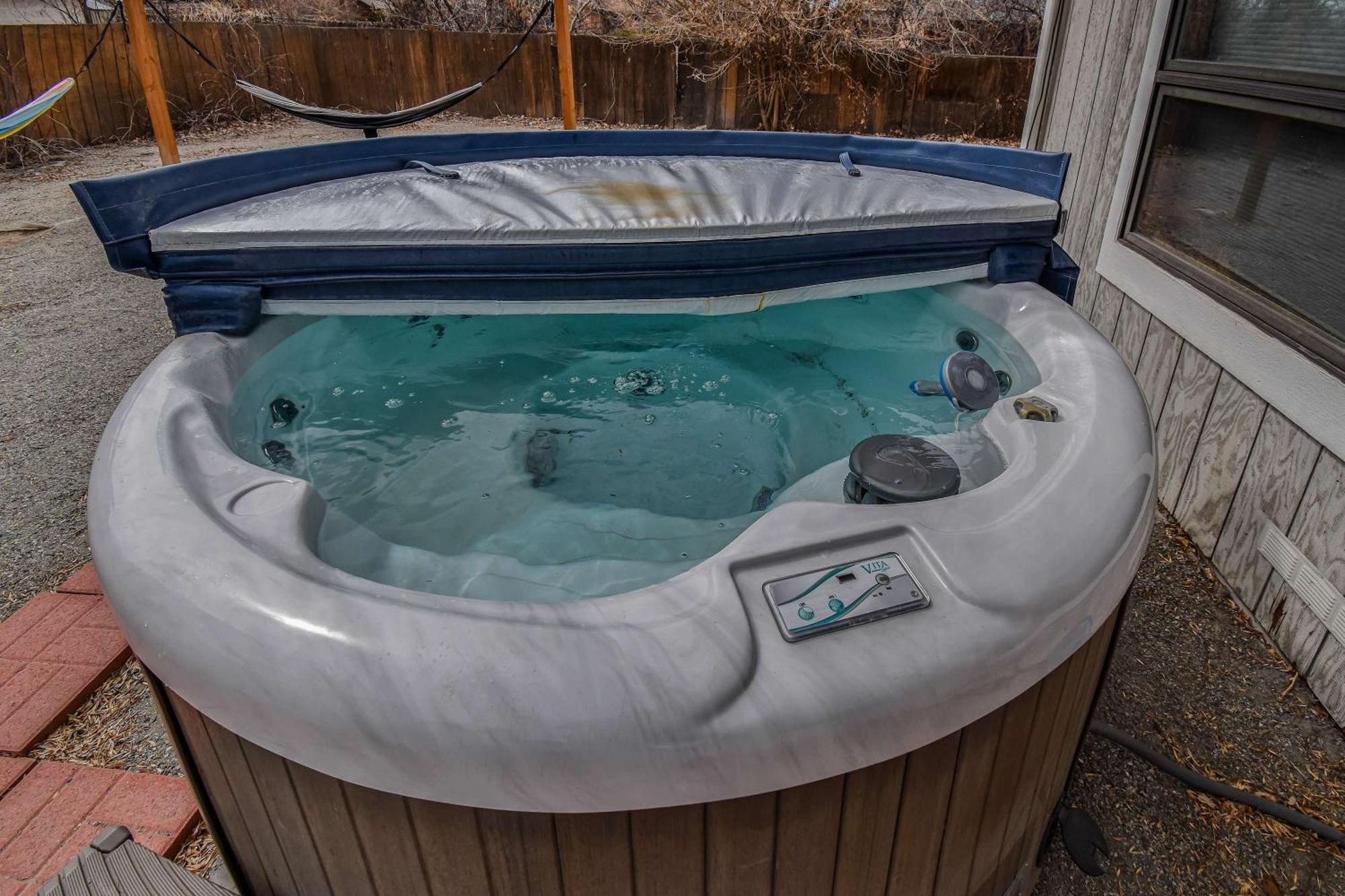Sunny Family In With Huge Yard And Hot Tub Holiday home