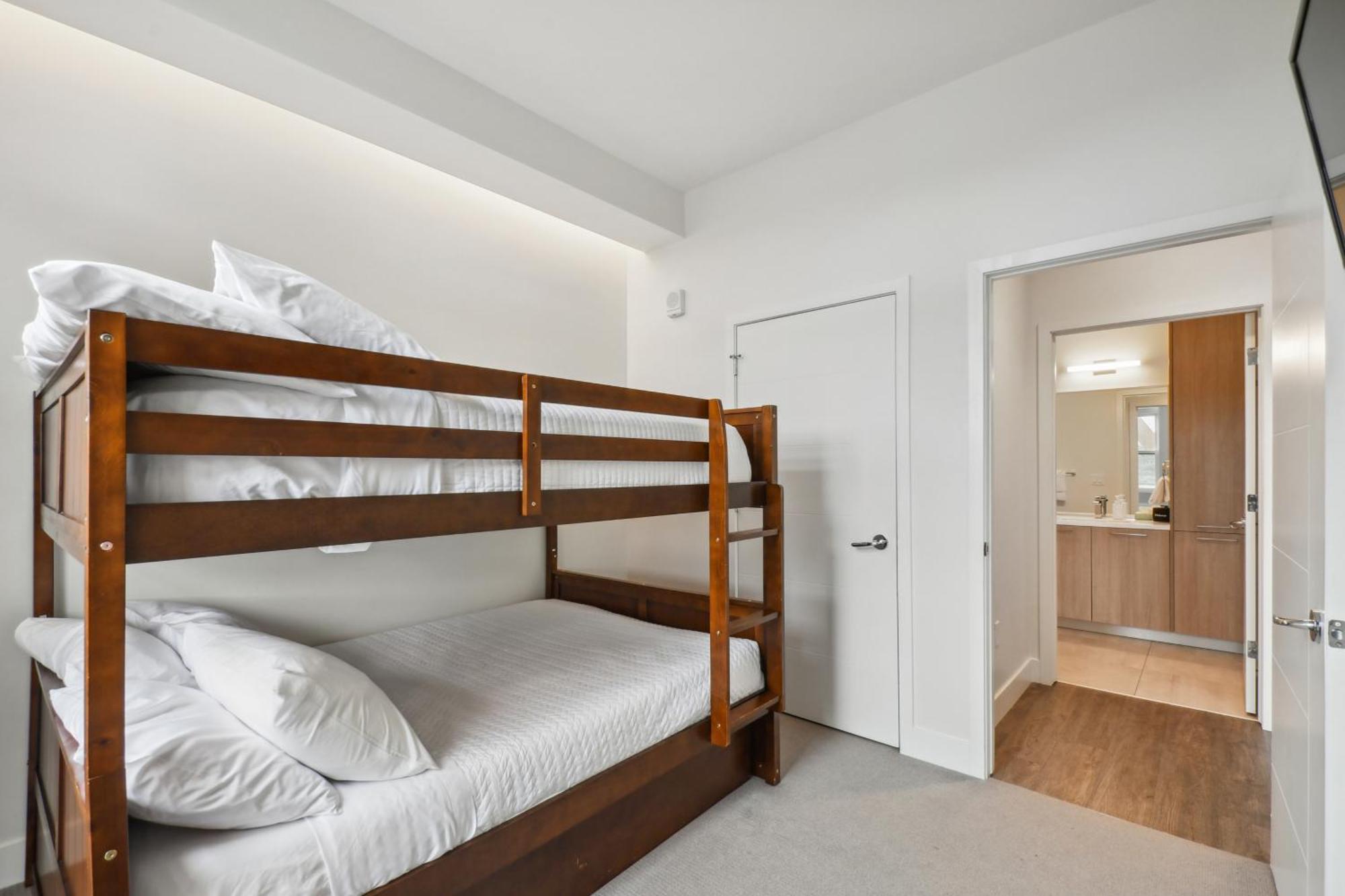2880: Sleek & Chic Comforts At Espadin Holiday home *