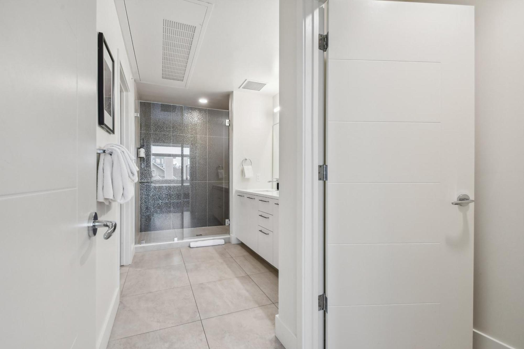 2880: Sleek & Chic Comforts At Espadin Holiday home *