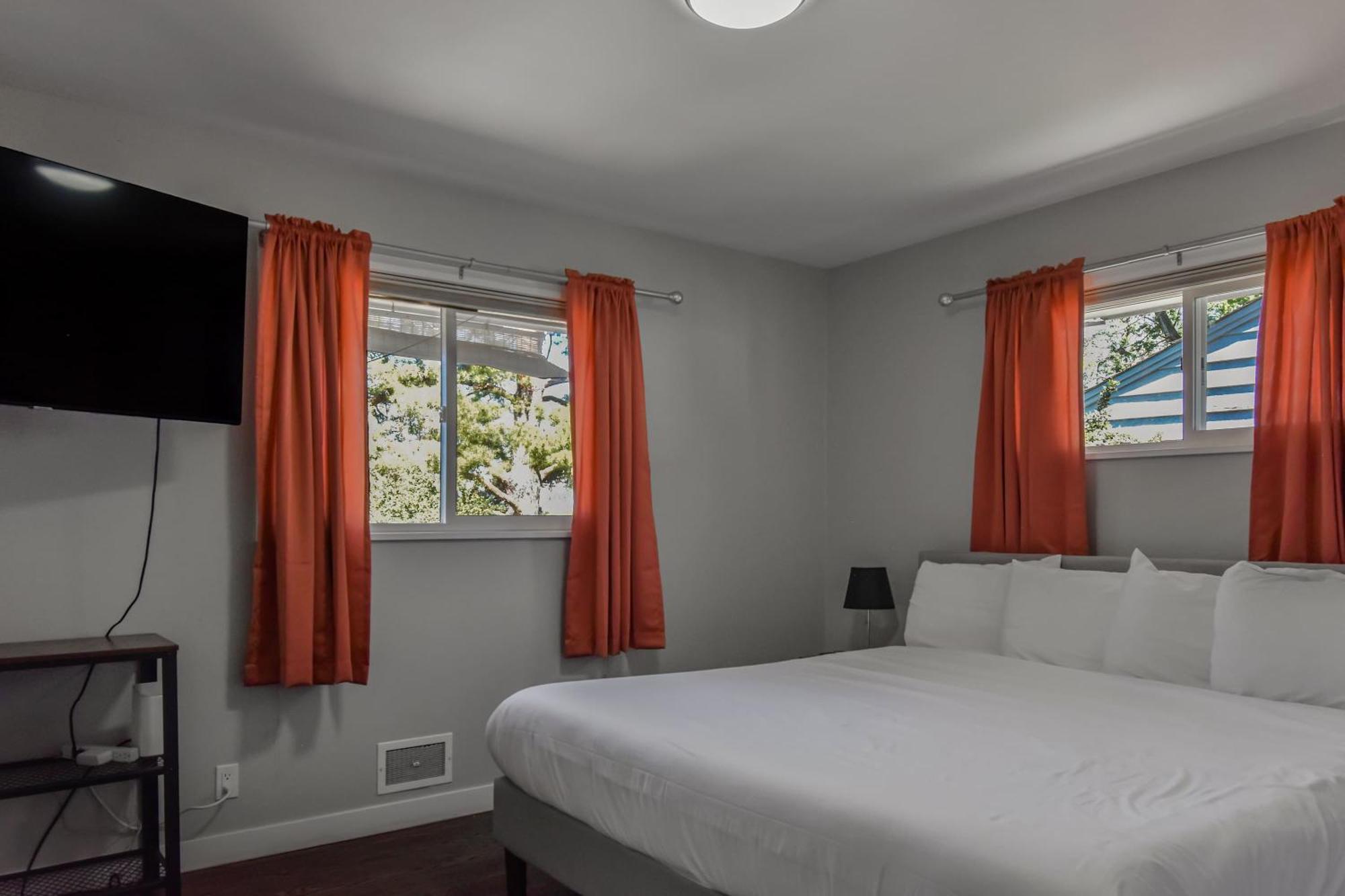 Stunning Upper Family Unit With King Beds & Yard Holiday home *