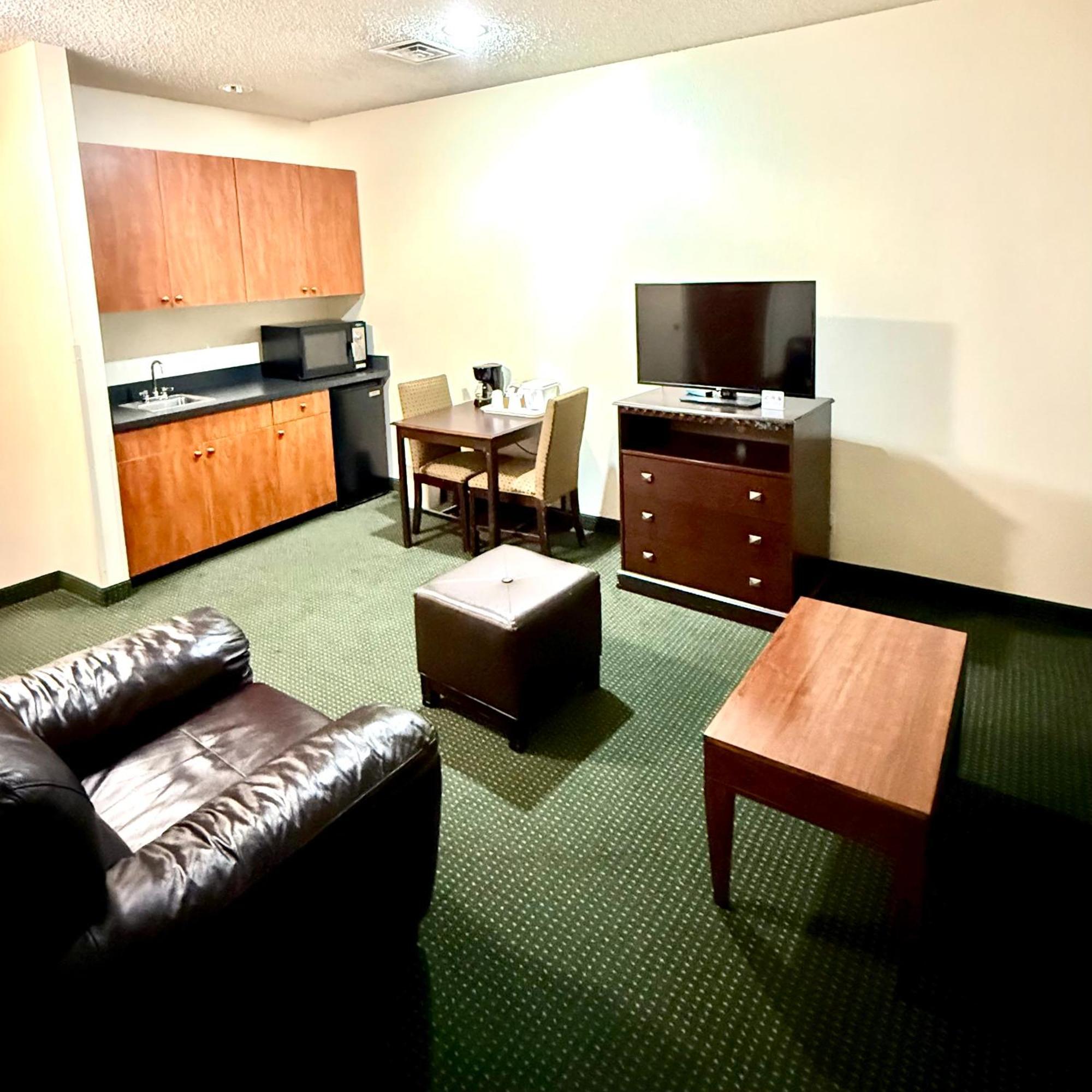 Ramada By Wyndham International Airport Hotel 3*