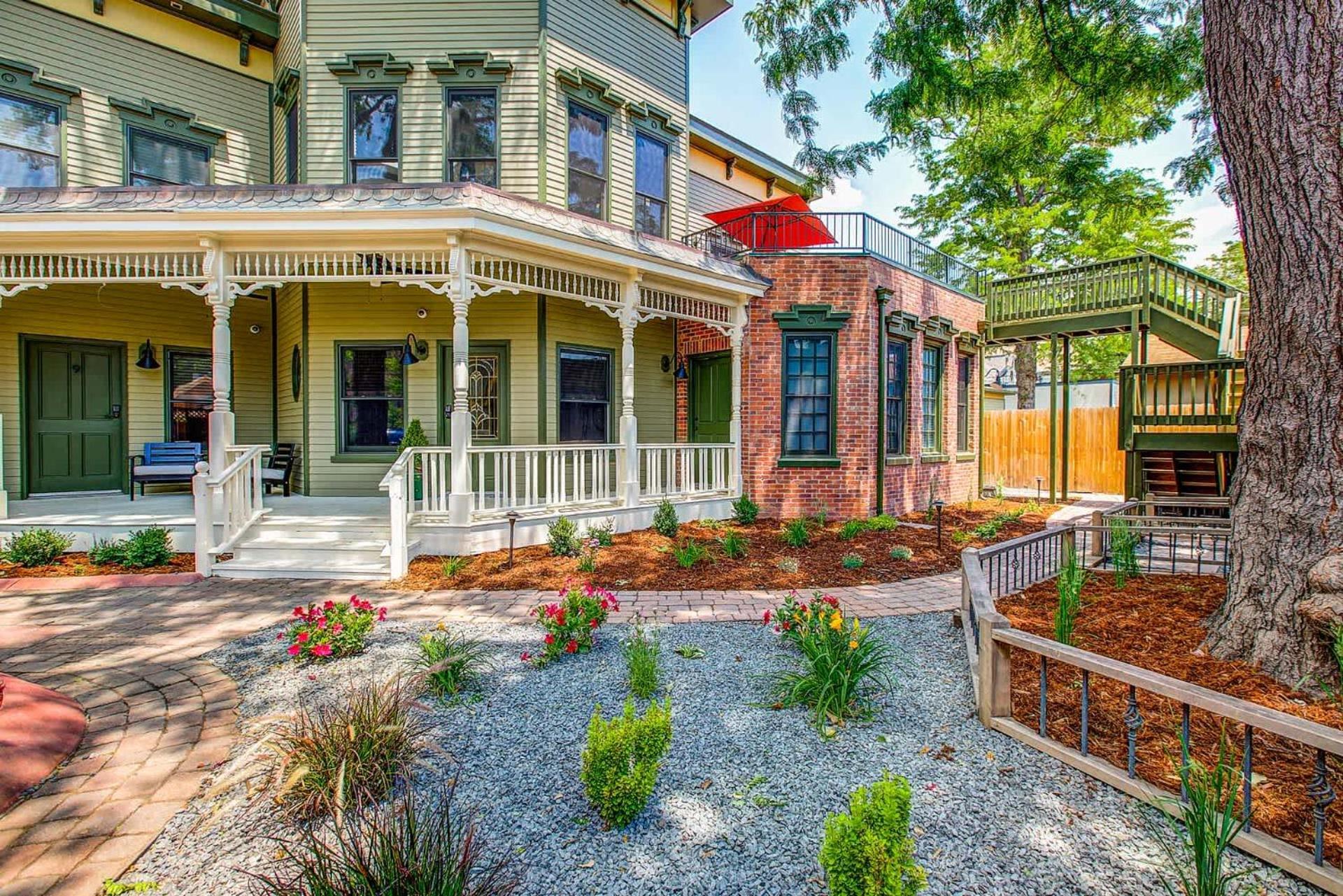 The Outlaw's Hideout Heart Of Rino Inn *