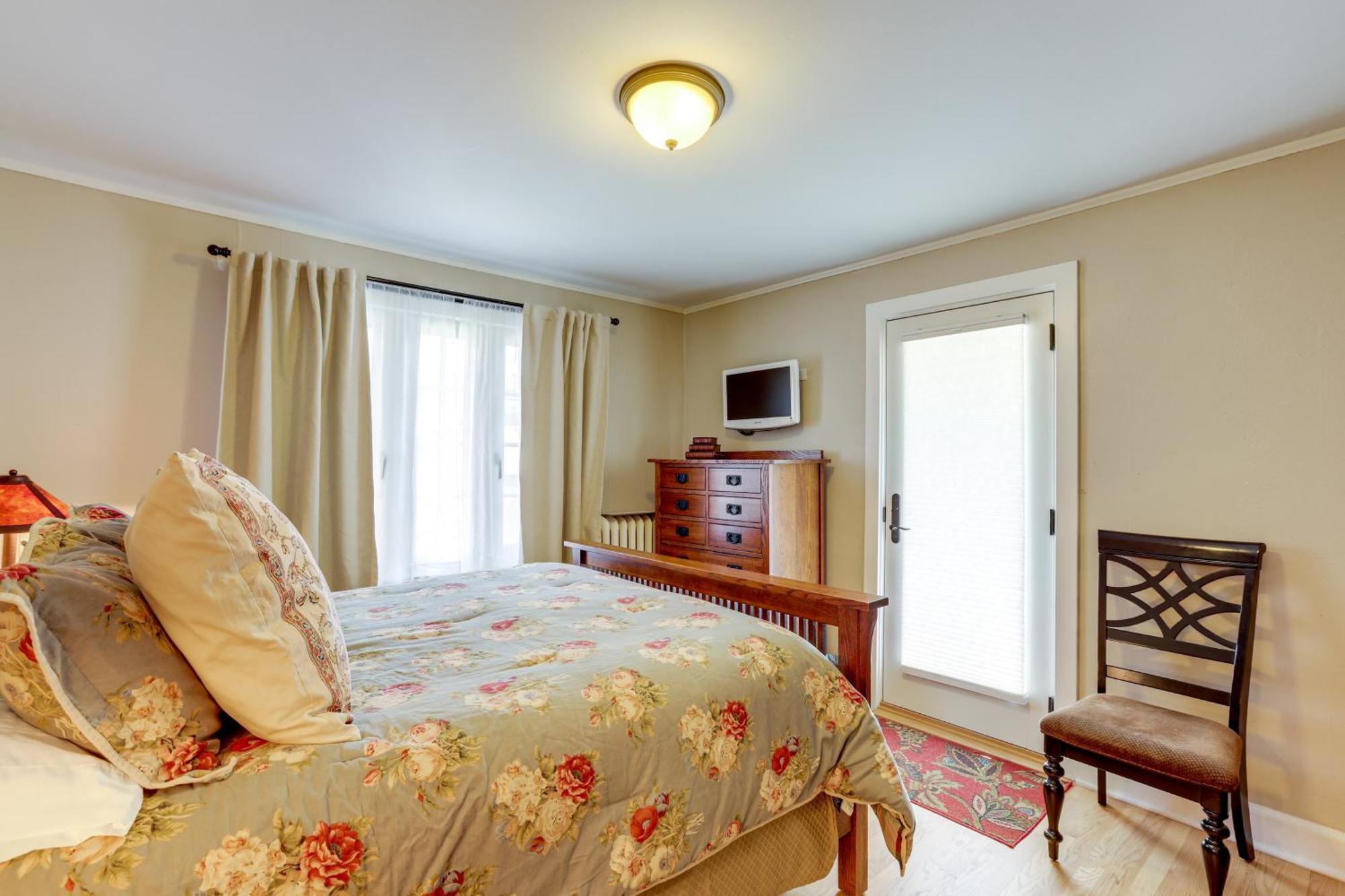 Holiday home Centrally Located Retreat With Yard And Grill! *