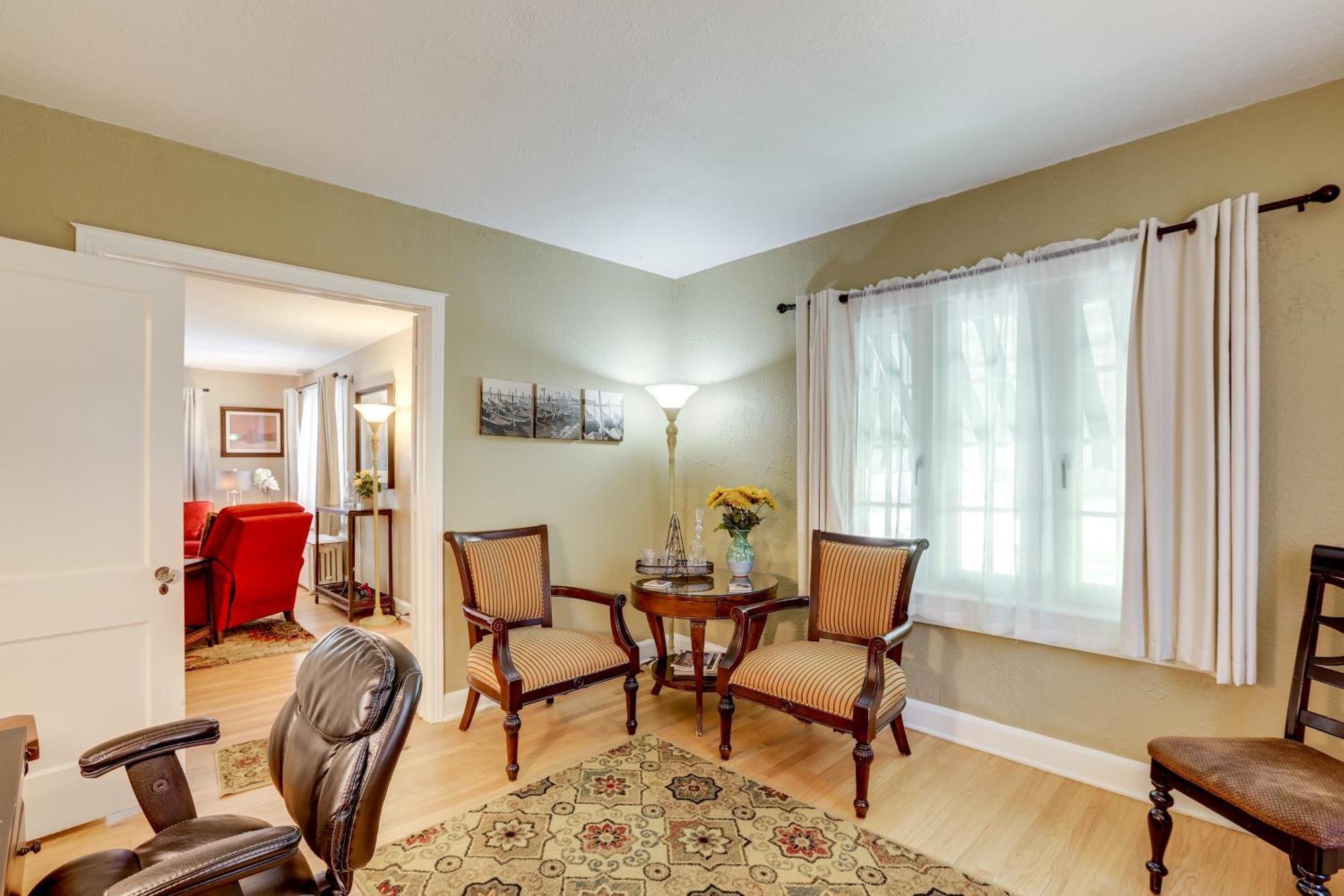 Centrally Located Retreat With Yard And Grill! *
