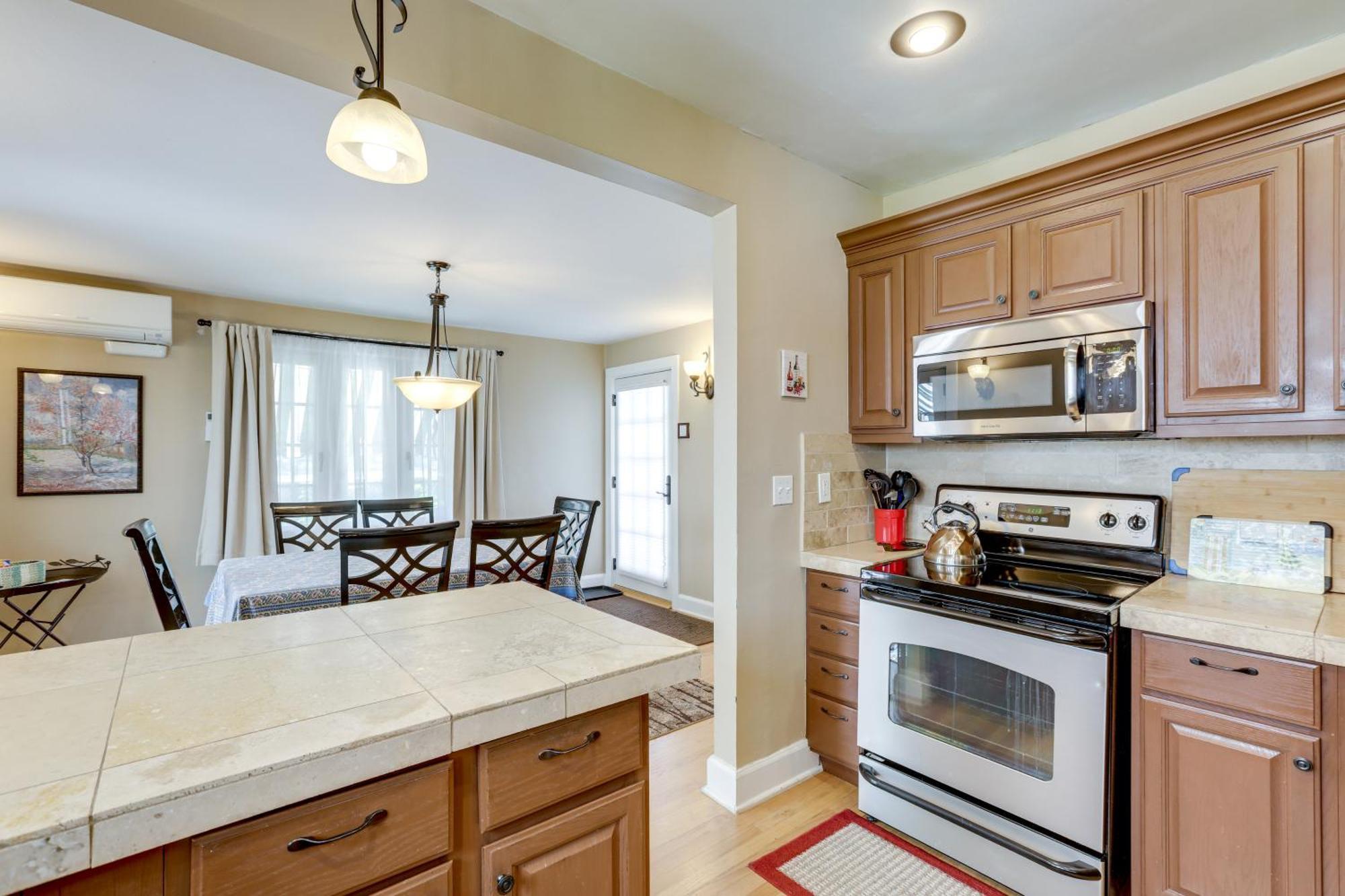 Centrally Located Retreat With Yard And Grill! * Denver