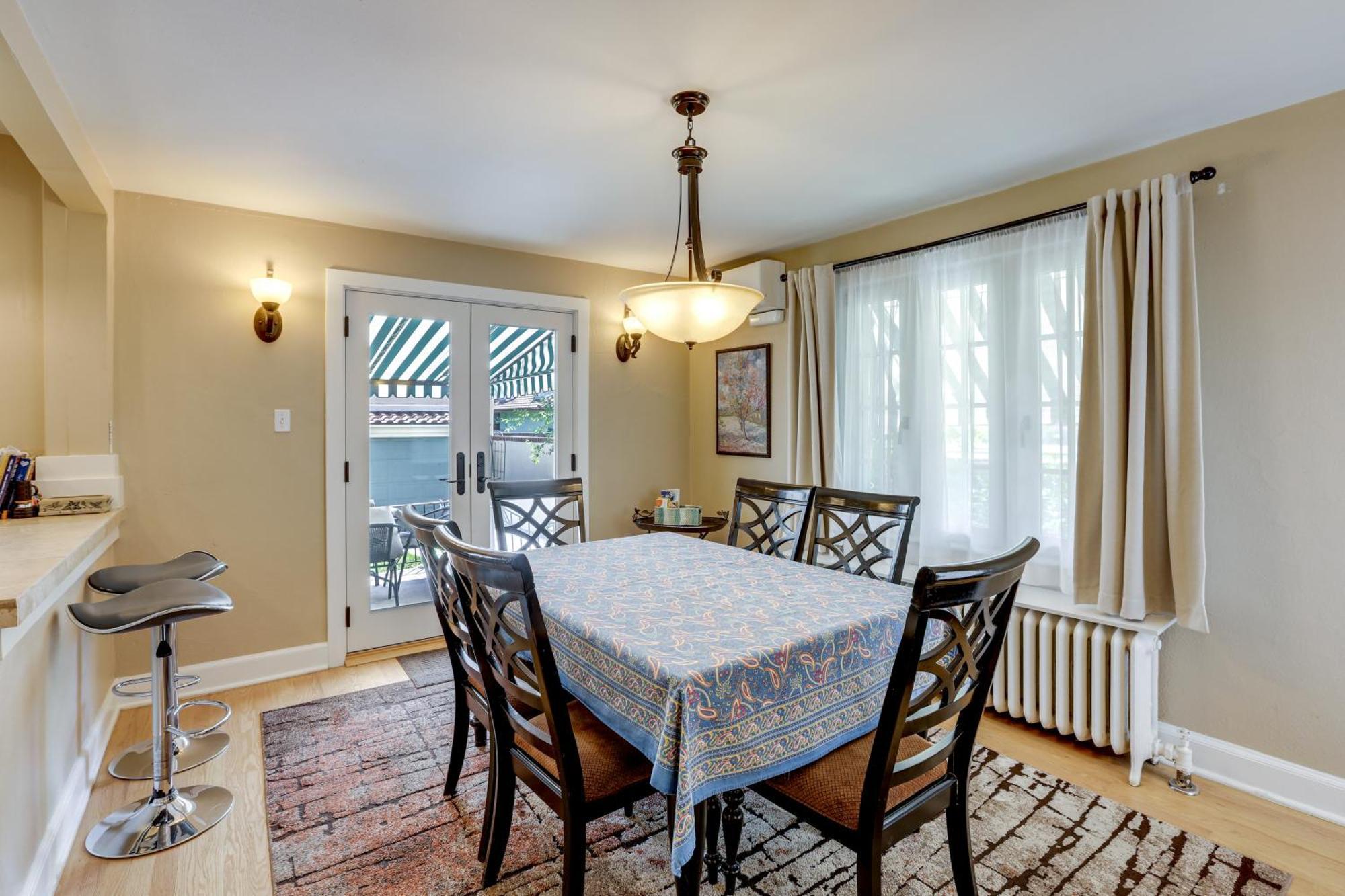Centrally Located Retreat With Yard And Grill! *