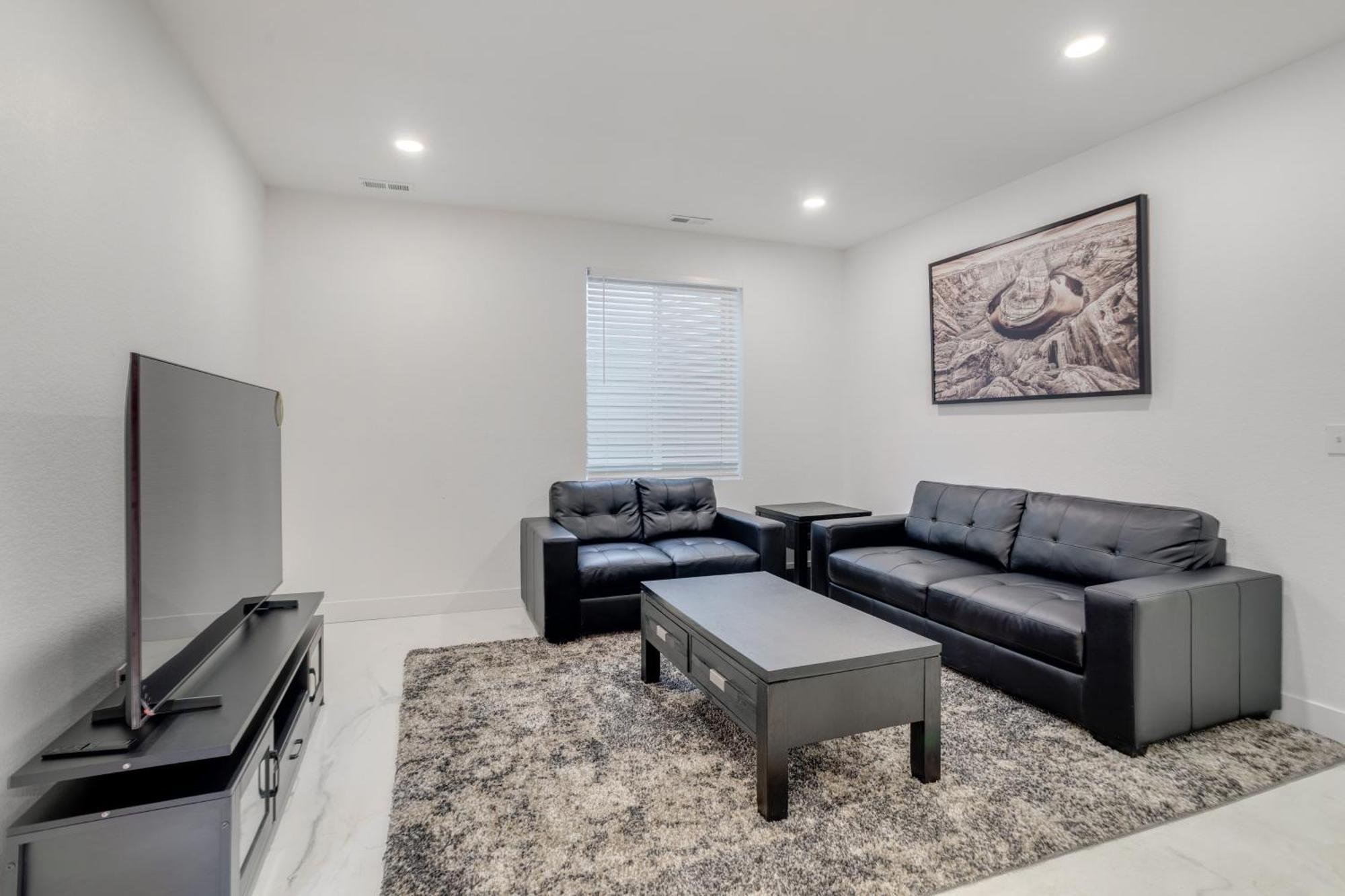 Apartment 16 Mi To Dtwn Modern With Patio *