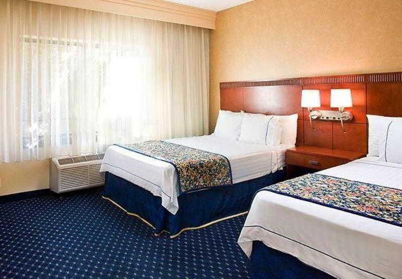 Courtyard By Marriott Park Hotel