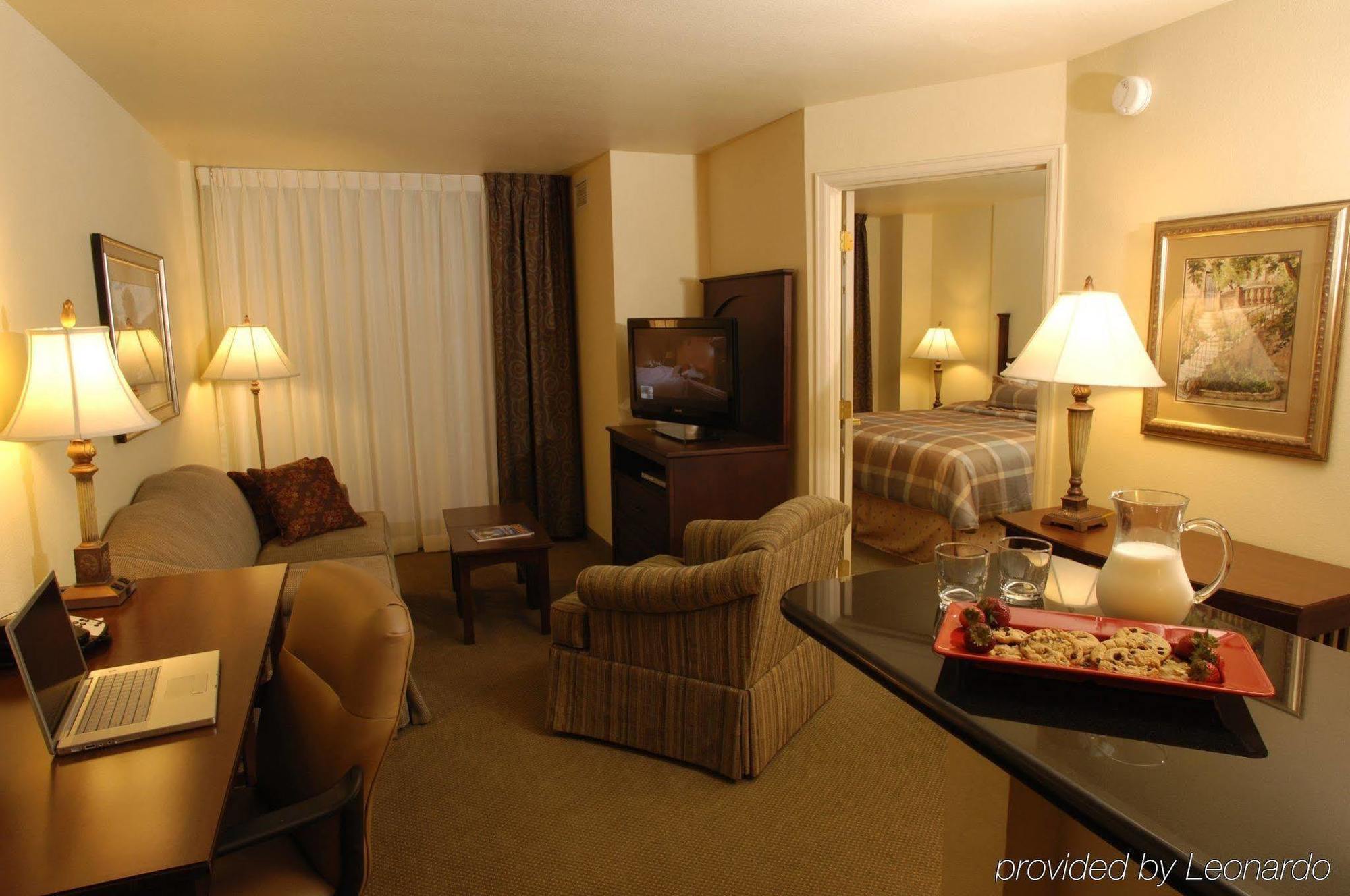 Staybridge International Airport By Ihg Hotel 3*