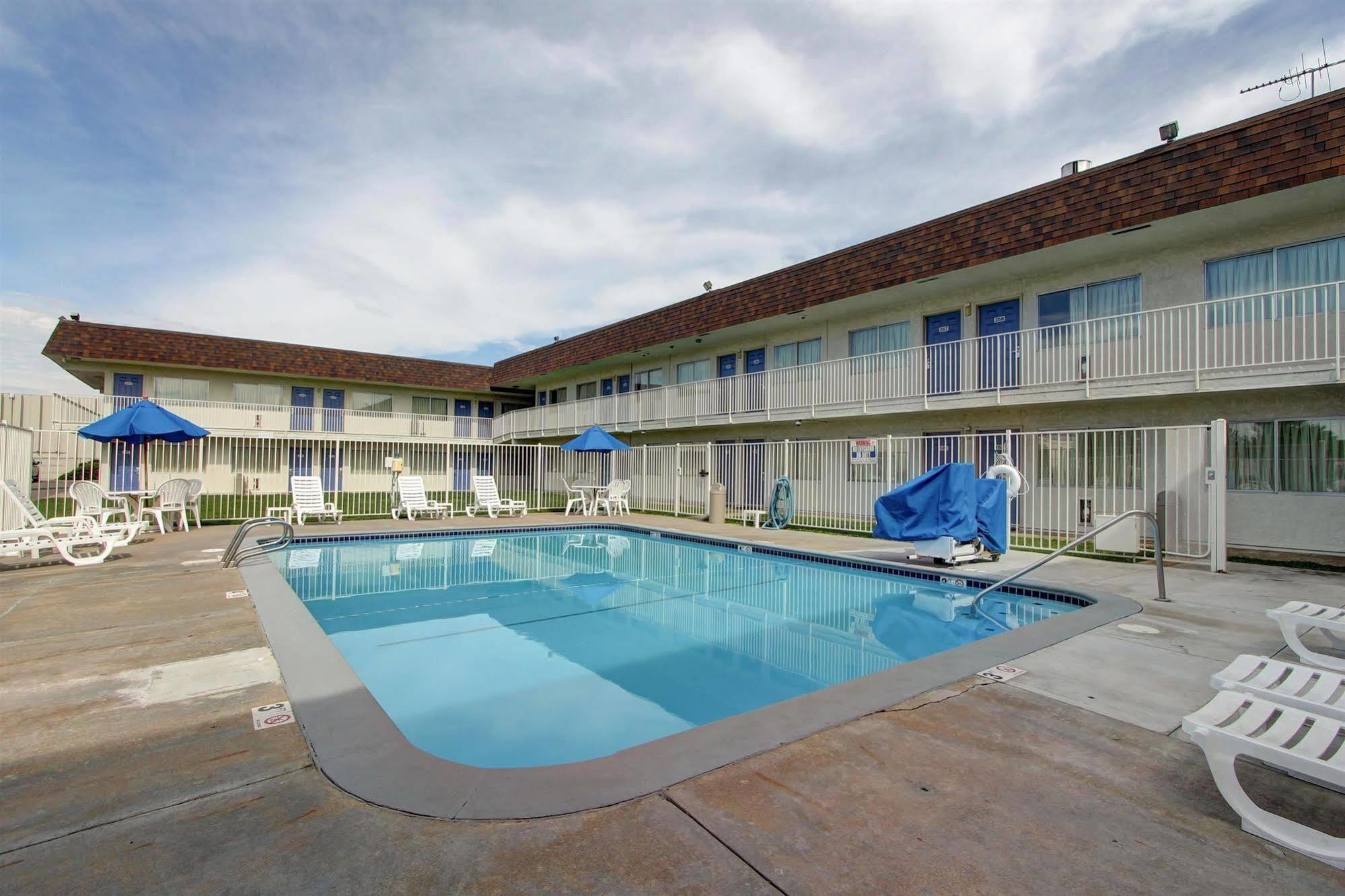 Hotel 6-denver, Co - Airport