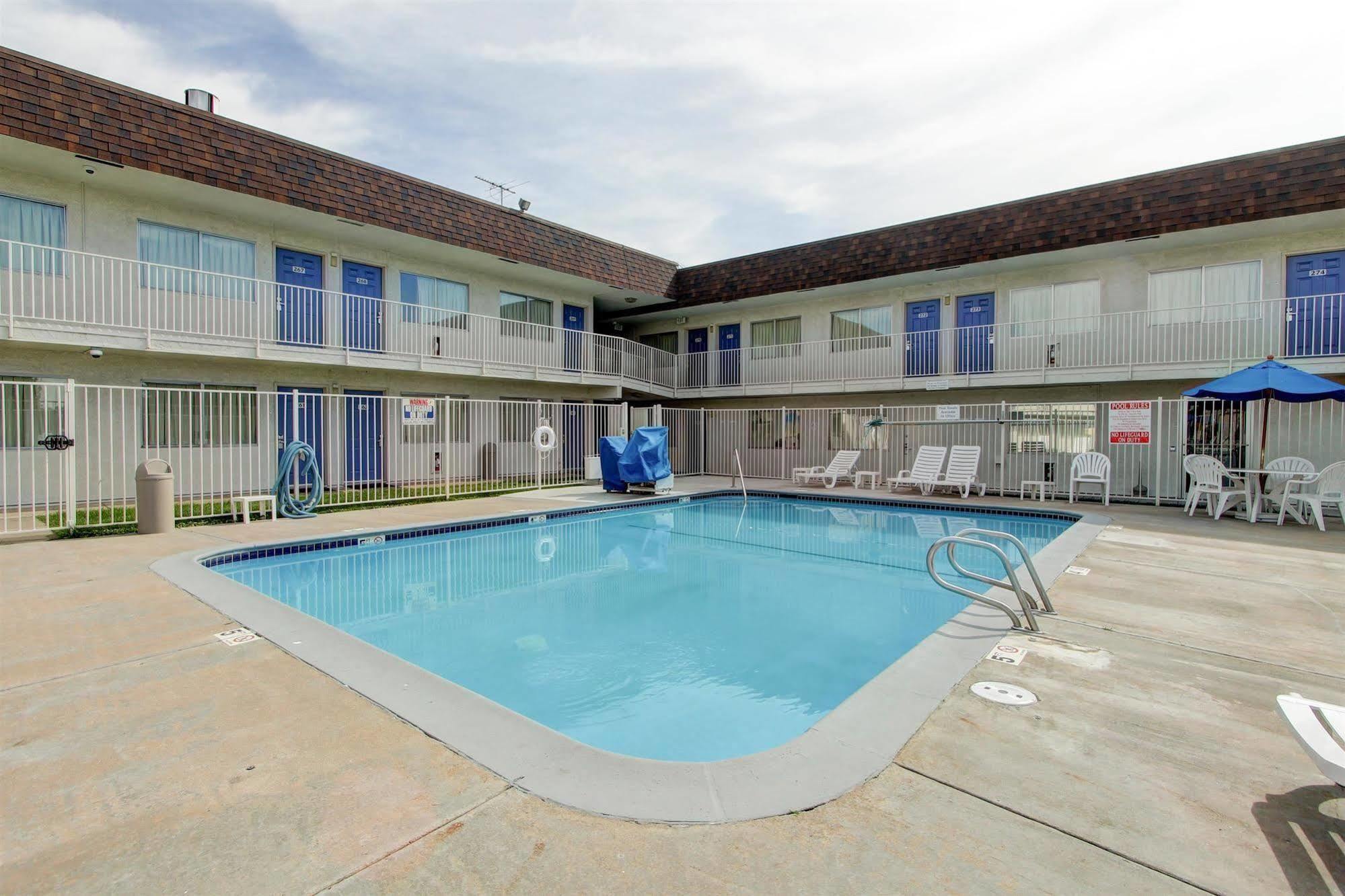 Hotel 6-denver, Co - Airport 2*