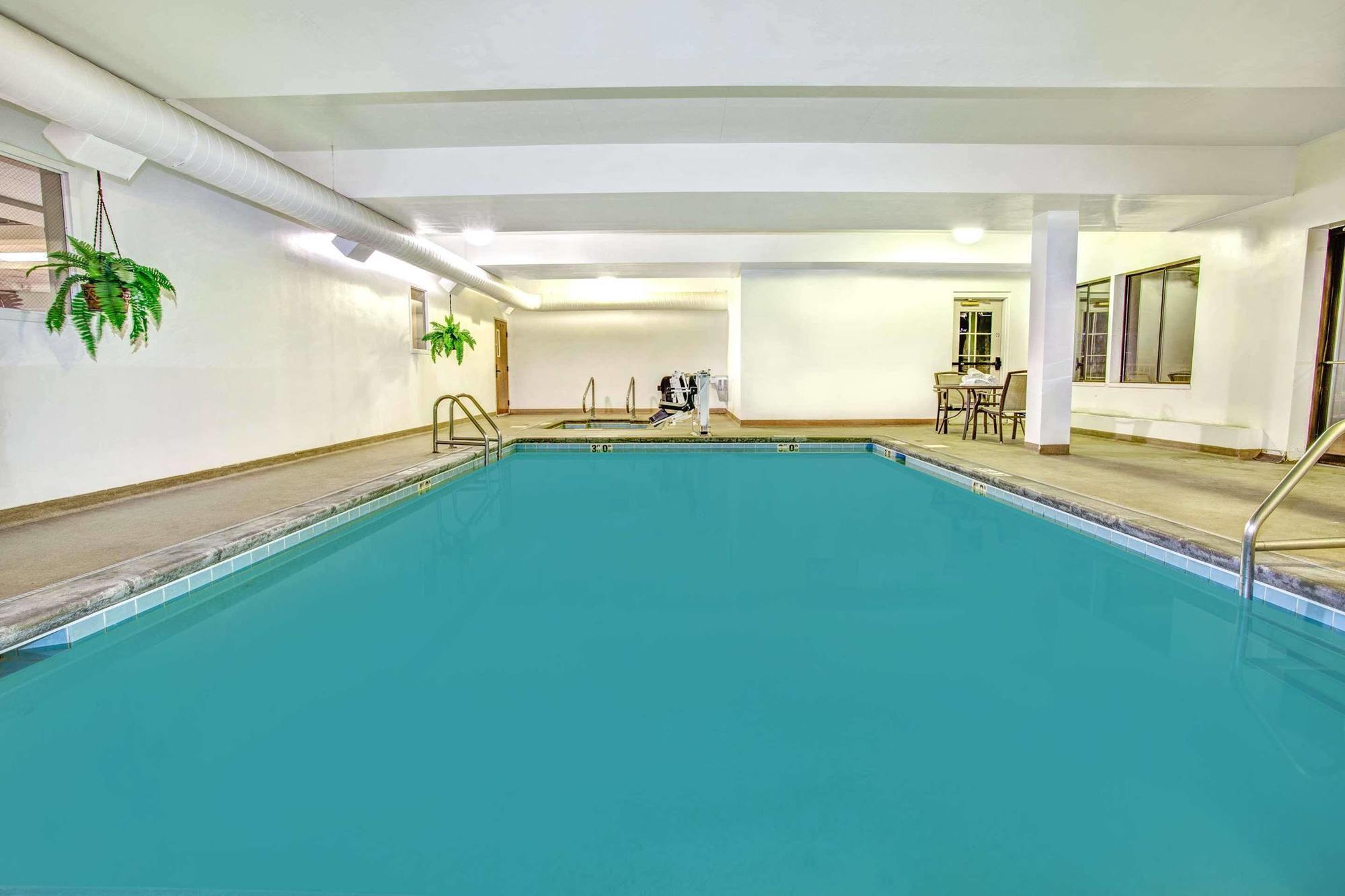Days & By Wyndham International Airport Hotel 2*