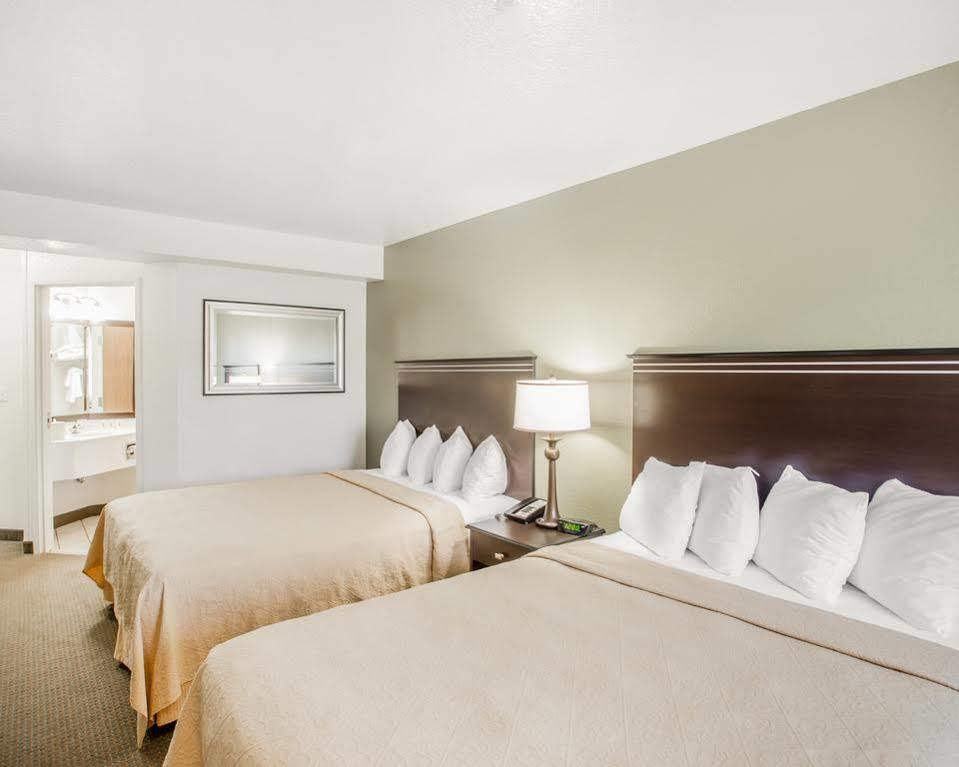 Quality & International Airport Hotel 3*