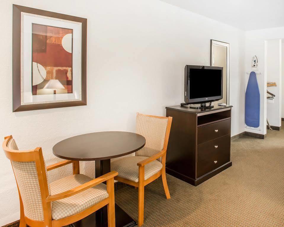 Hotel Quality & International Airport 3*