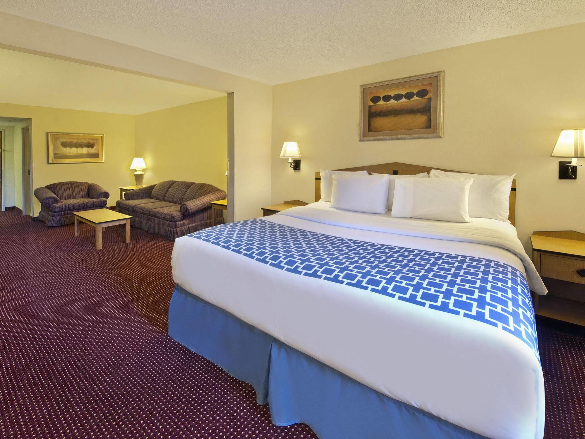 Americinn & International Airport 2*