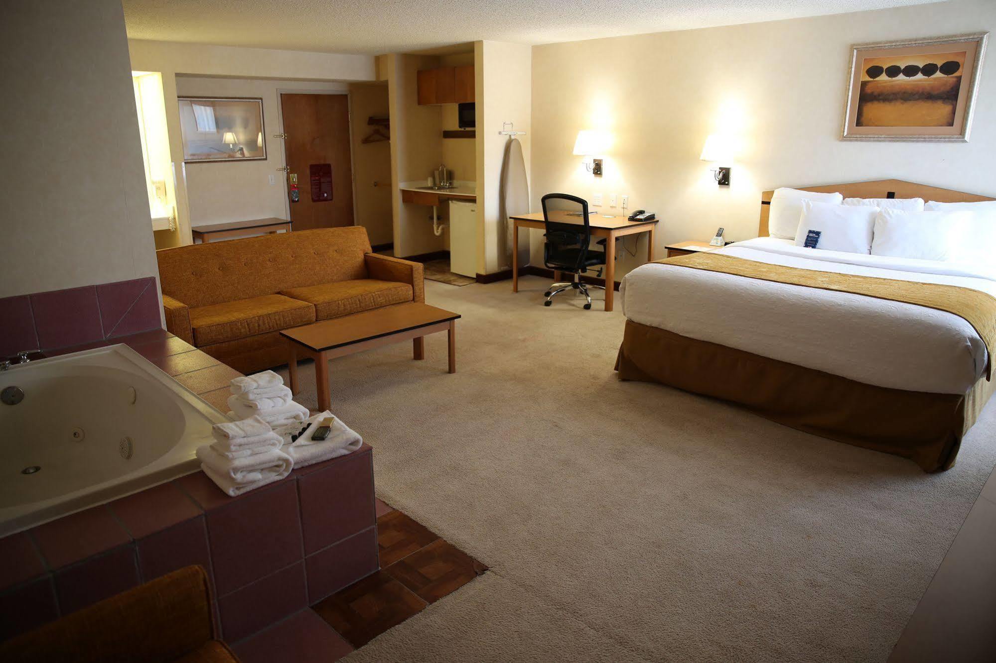 Hotel Americinn & International Airport 2*