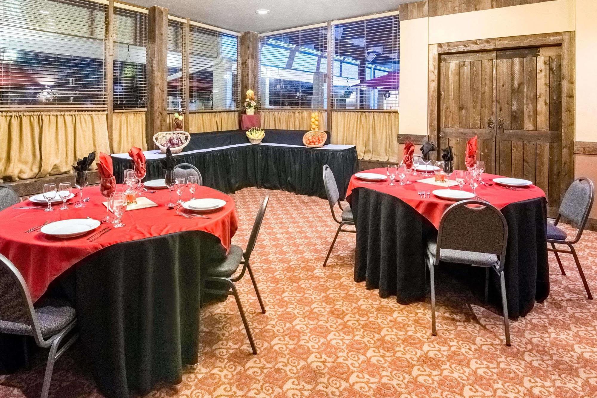 Hotel Ramada By Wyndham Downtown 3*