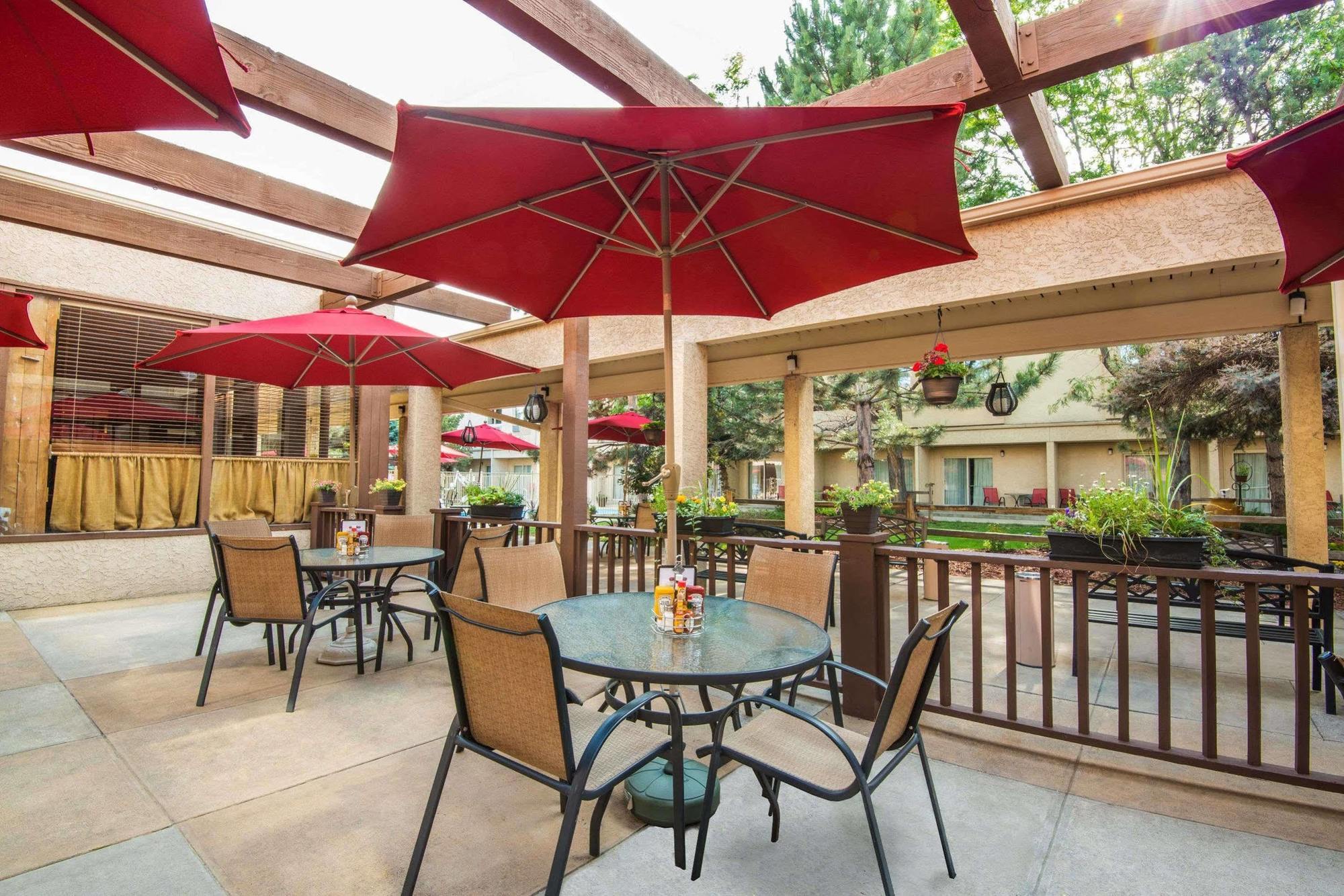 Ramada By Wyndham Downtown Hotel 3*
