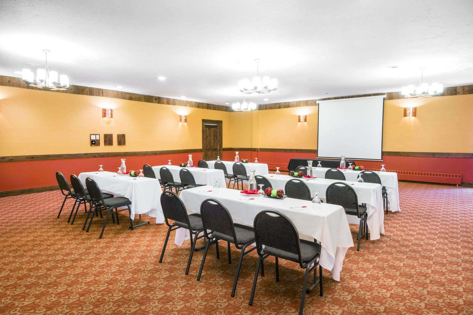 Hotel Ramada By Wyndham Downtown 3*