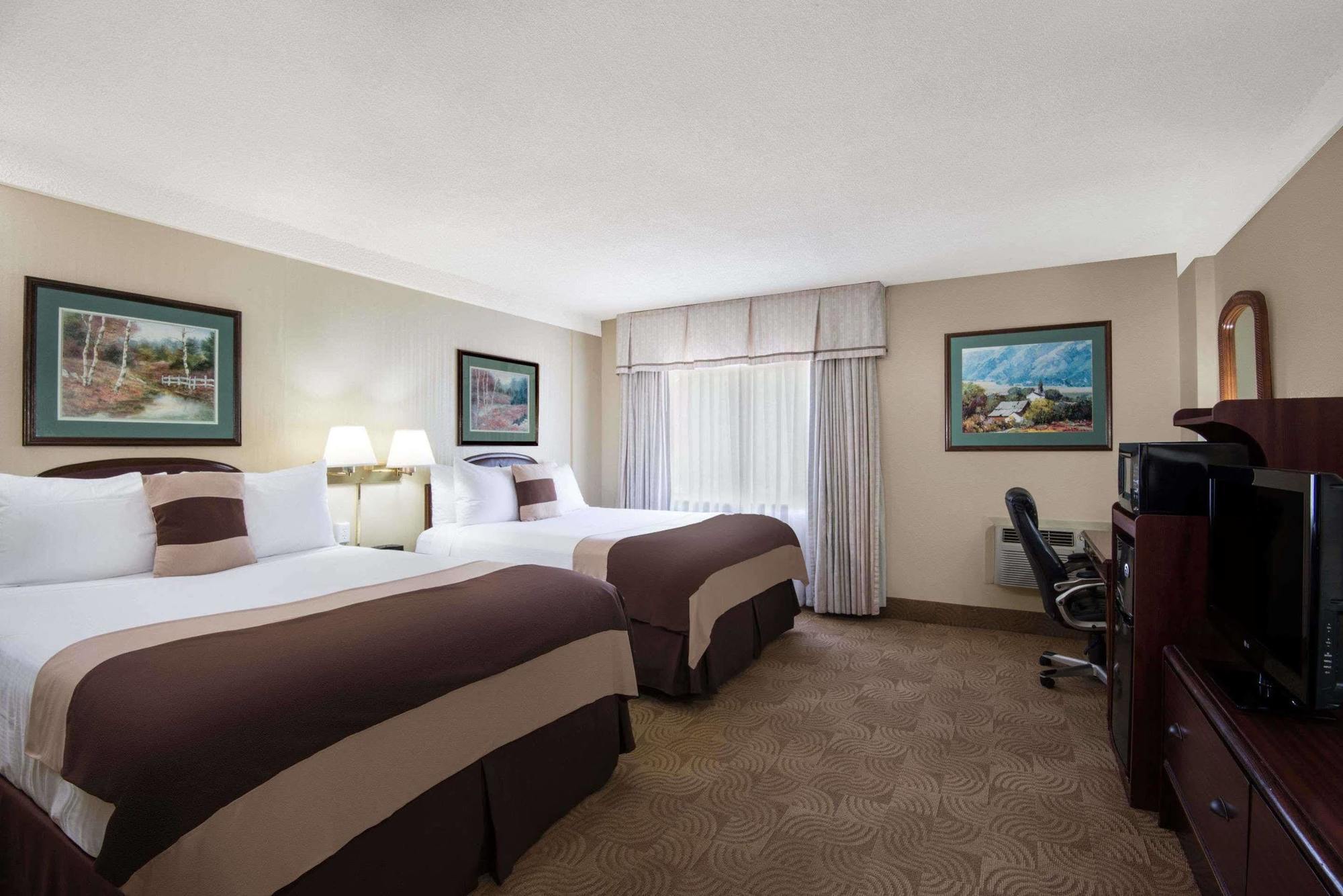 Ramada By Wyndham Downtown 3*