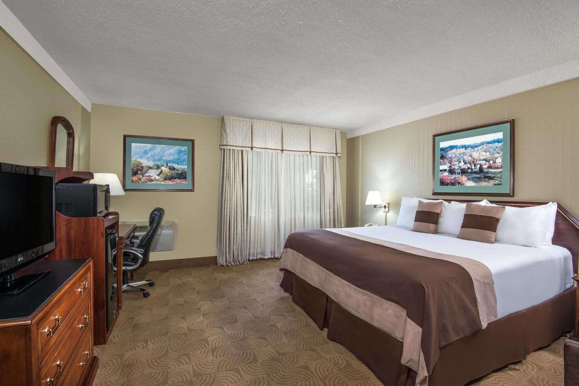 Ramada By Wyndham Downtown