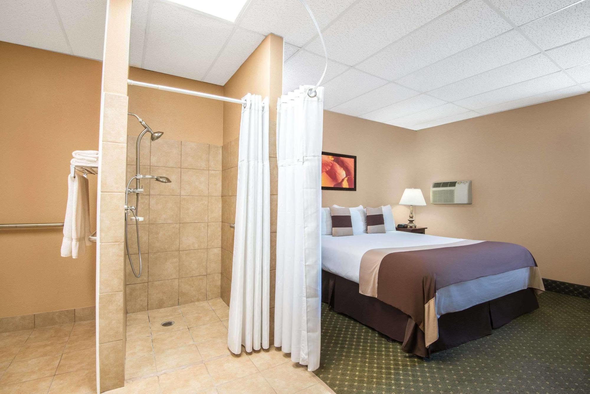 Ramada By Wyndham Downtown Hotel 3*