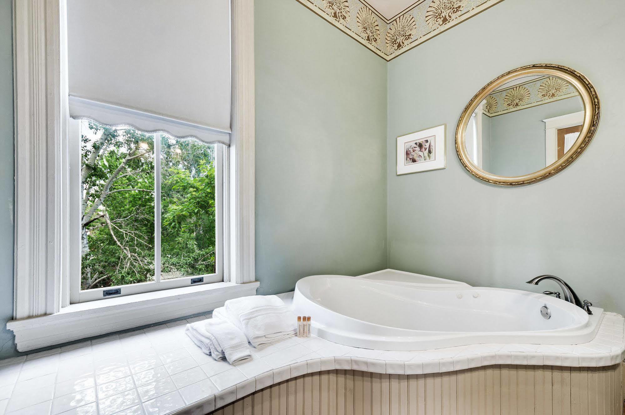 Lumber Baron And Gardens Bed & Breakfast 3*