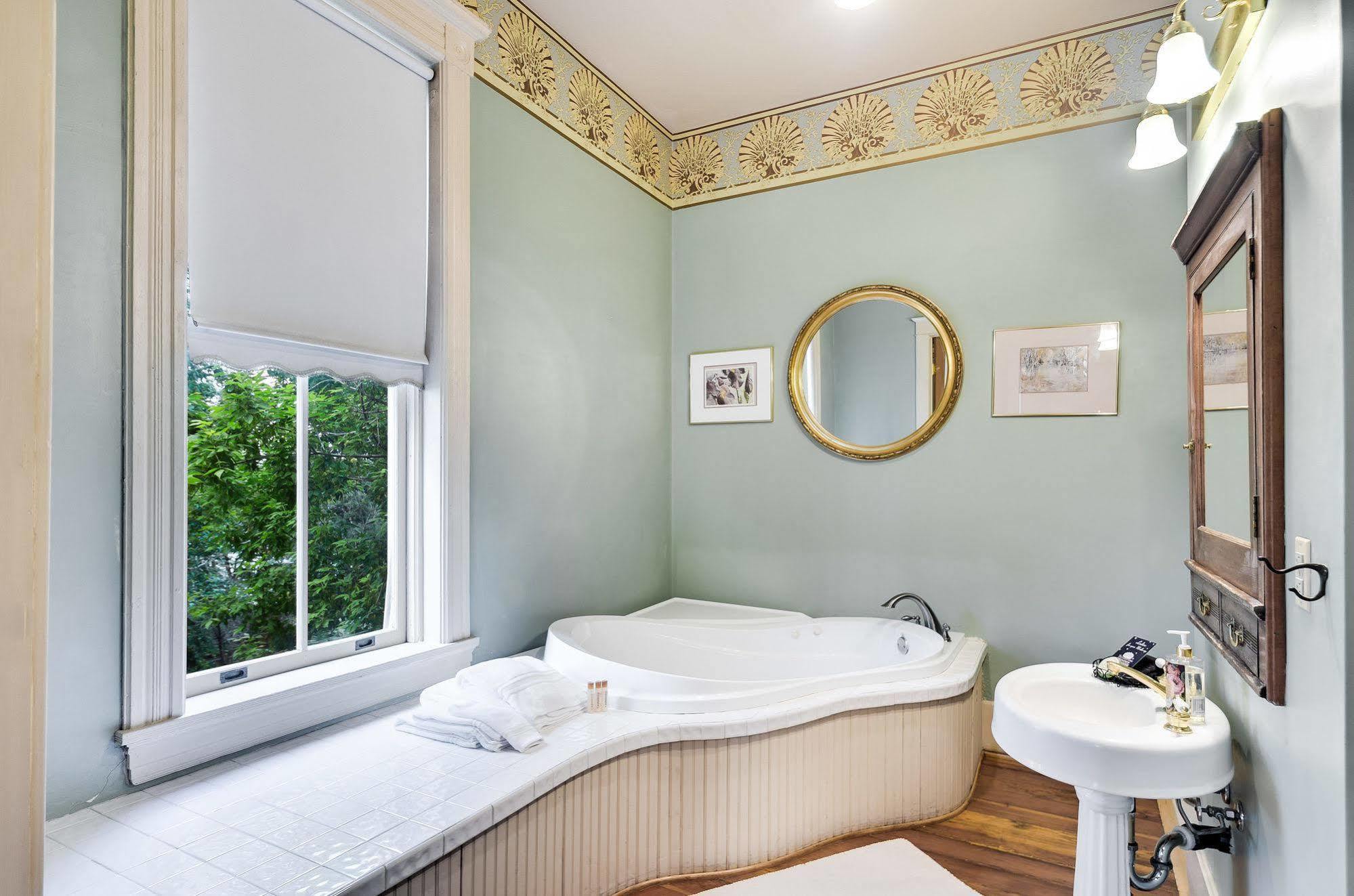 Bed & Breakfast Lumber Baron And Gardens 3*