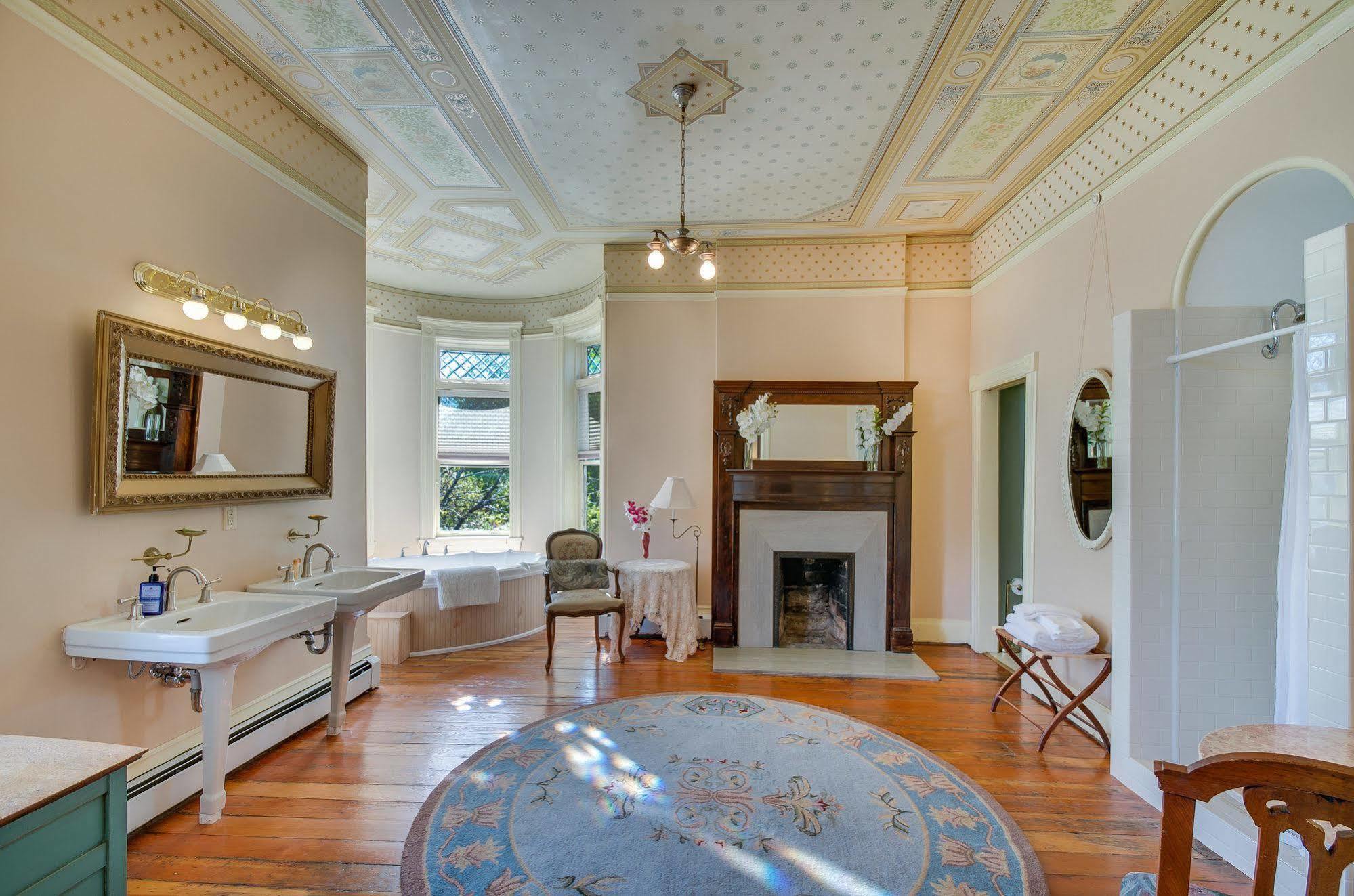 Bed & Breakfast Lumber Baron And Gardens