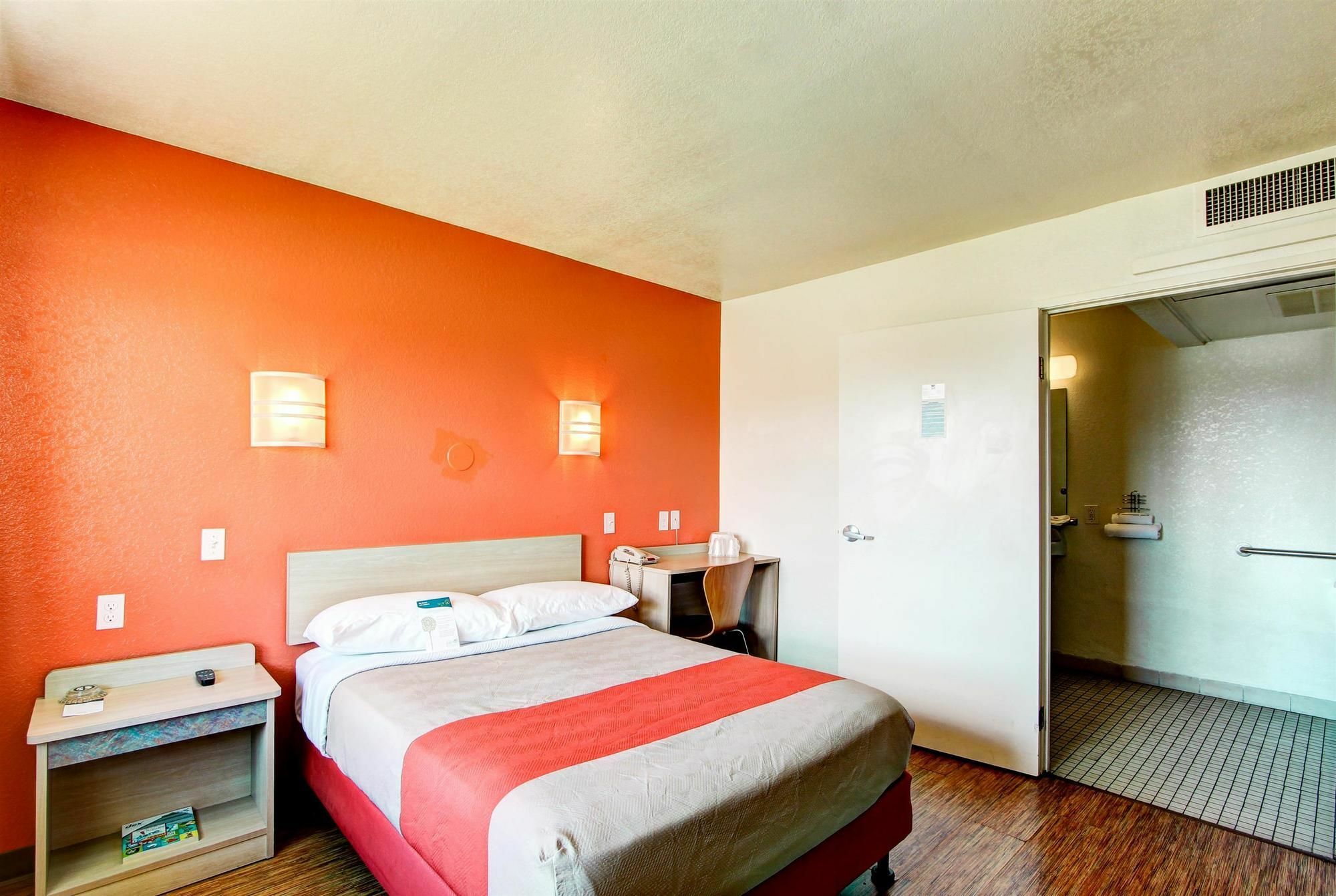 Hotel 6-denver, Co - Airport