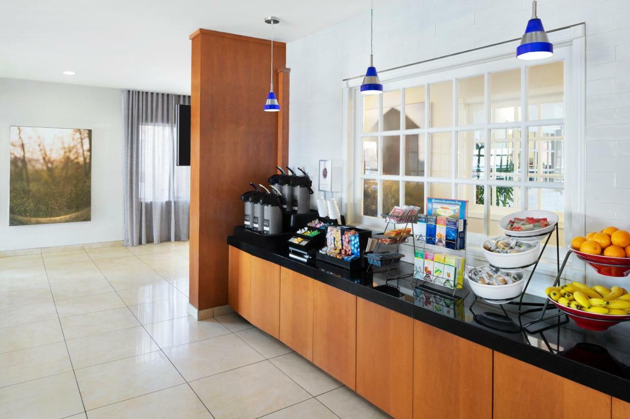 Hotel Fairfield & Airport