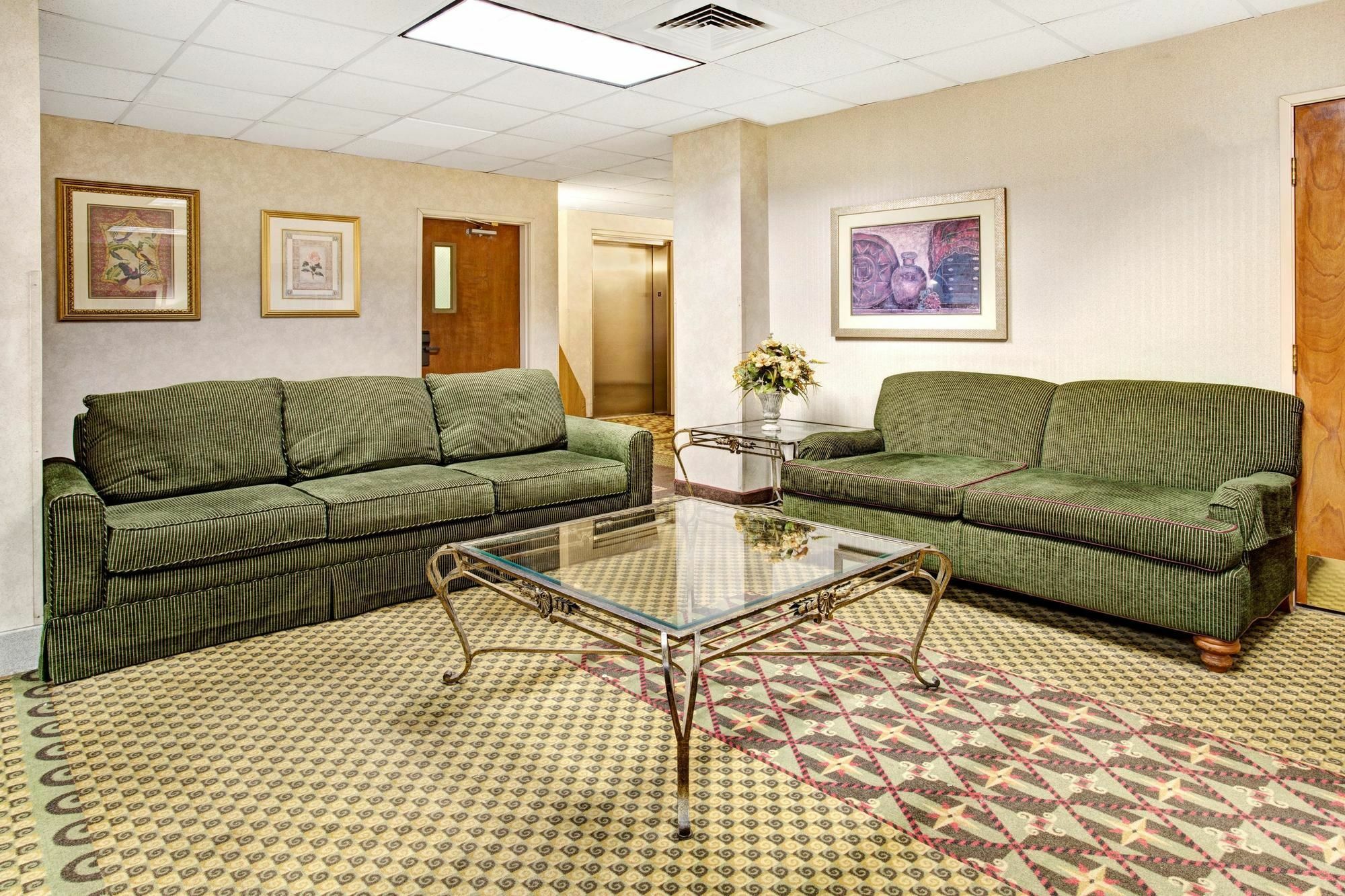Hotel Days & By Wyndham International Airport