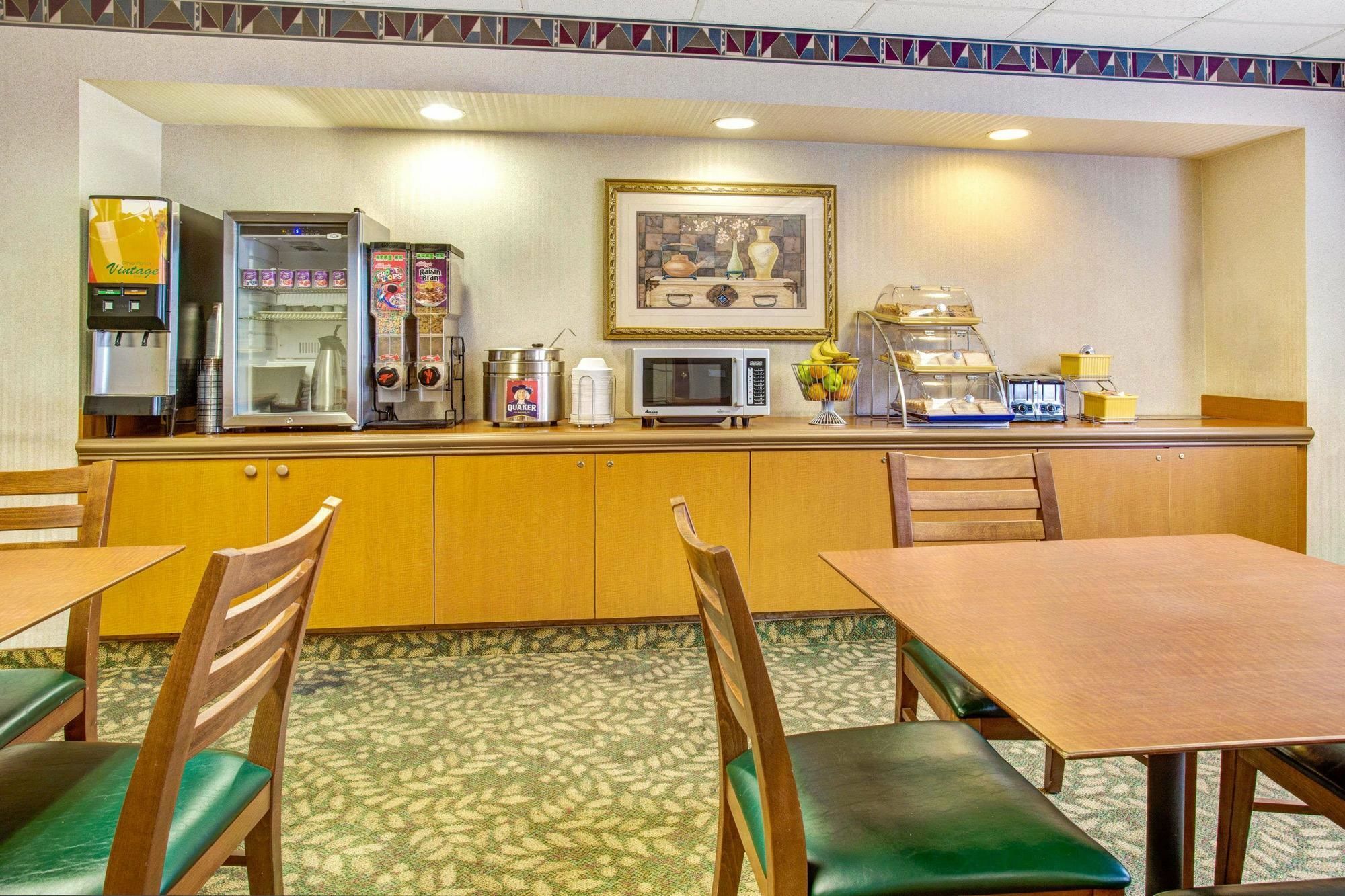 Days & By Wyndham International Airport Hotel