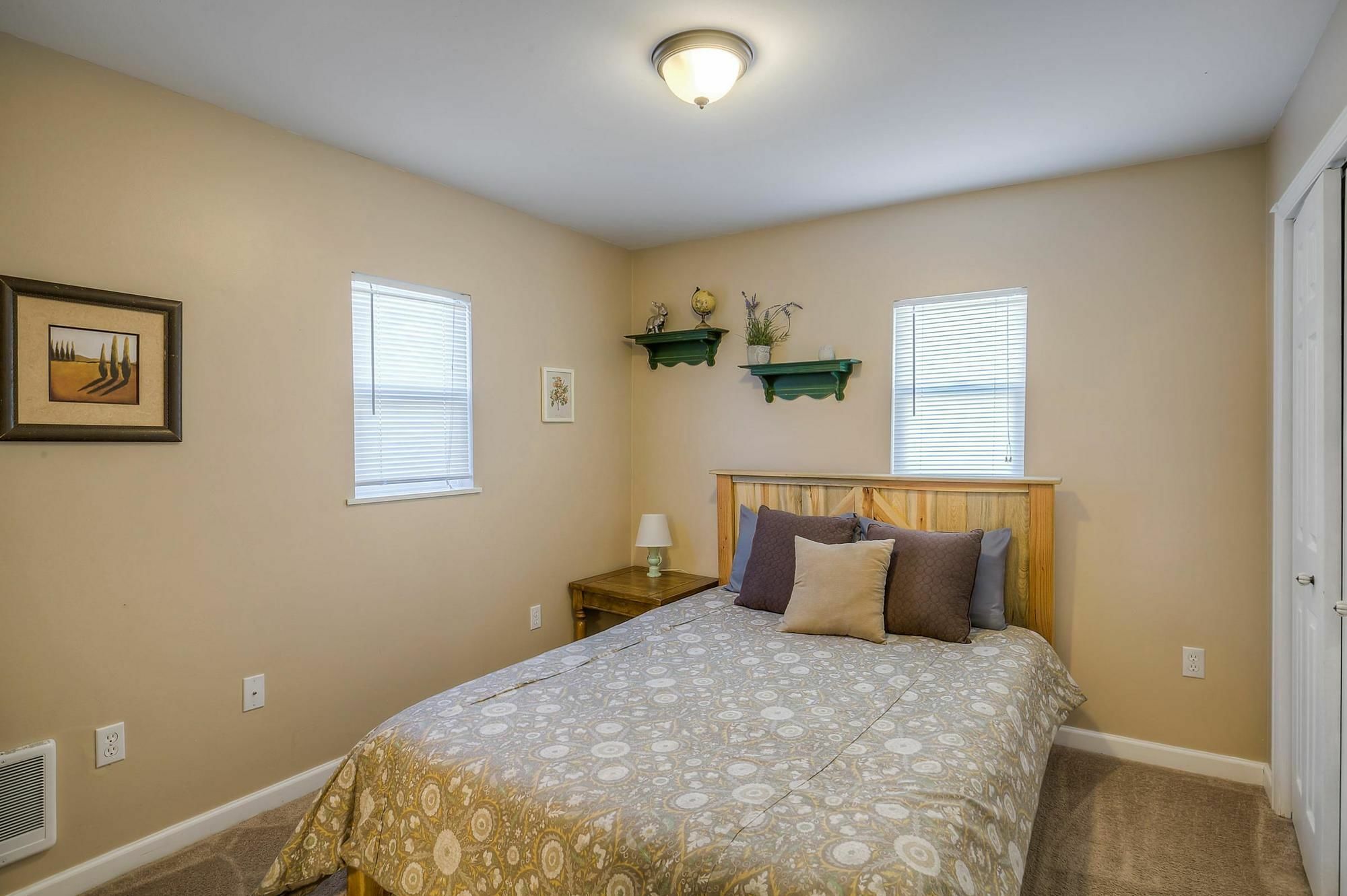 Huge Remodeled Downtown Sleeps 16!