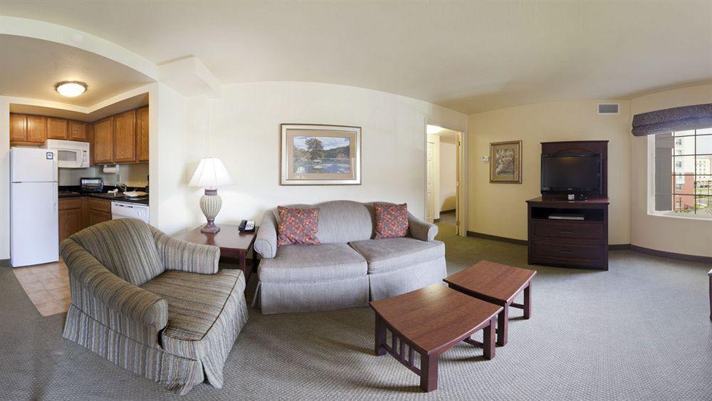 Hotel Staybridge International Airport By Ihg 3*