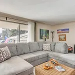 On-Site Lake Home With Large Yard In Denver!