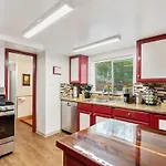 Cozy & Spacious Apartment Steps From Regis