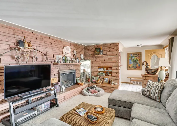 On-Site Lake Home With Large Yard In Denver!
