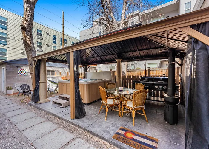 Hot Tub Firepit Pool Table Patio Cozy Downtown Denver