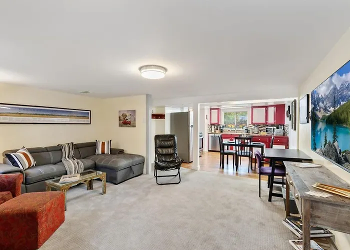 Cozy & Spacious Apartment Steps From Regis