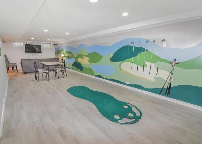 Family Home With Large Yard & Golf Theme Near Rail