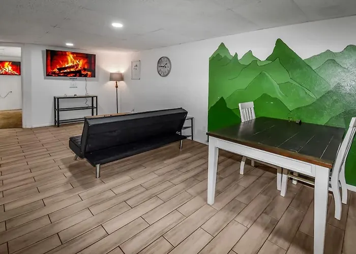 Cozy Mountain-Inspired Lower Unit In Denver