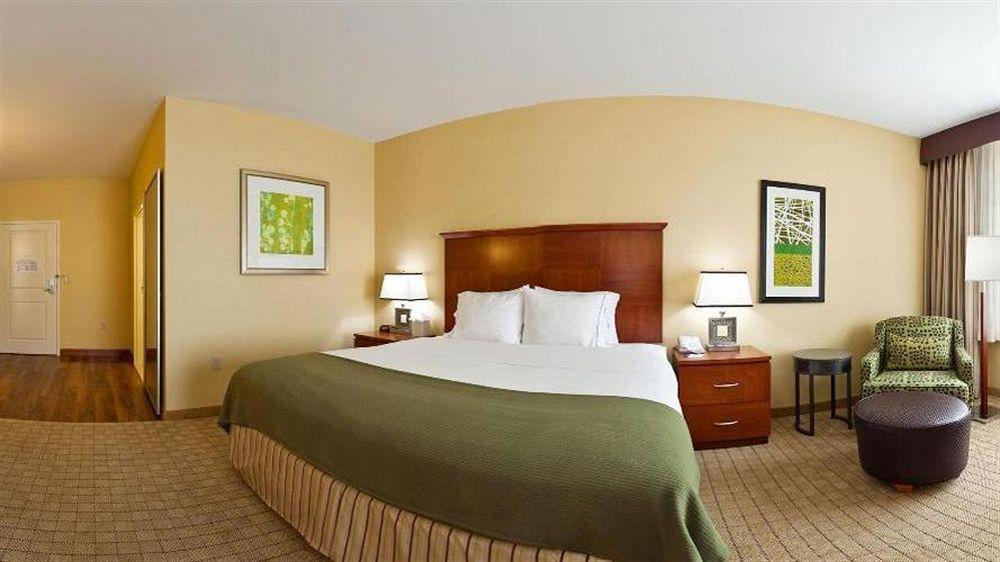 Express & Airport By Ihg Hotel Denver