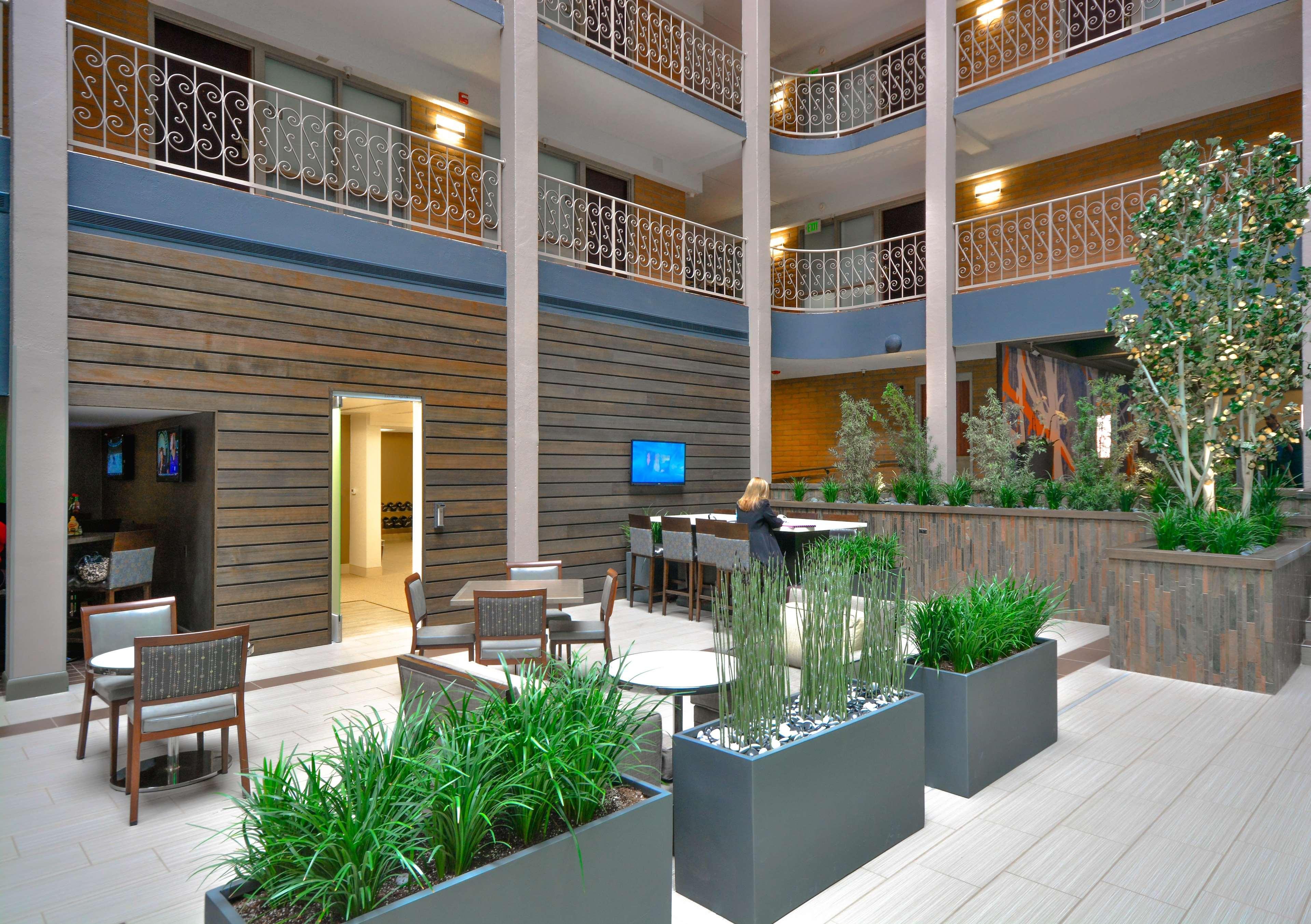 Hotel Embassy By Hilton Park Denver